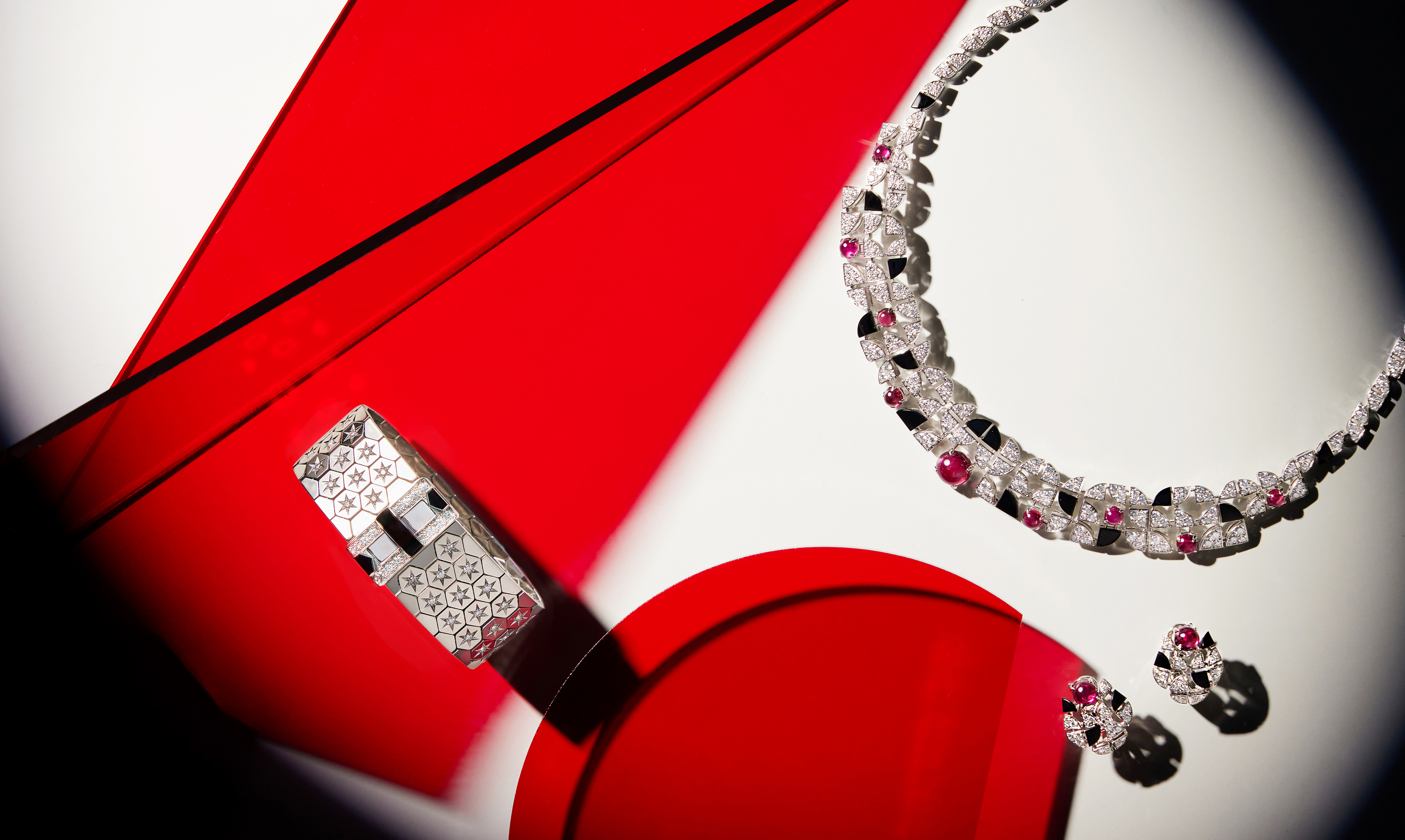 Van Cleef & Arpels Ludo 系列白 K 金、縞瑪瑙和鑽石手鐲。Cartier 頂級珠寶 Beautés du Monde 系列 Aporia 紅碧璽、縞瑪瑙和鑽石項鍊與耳環。