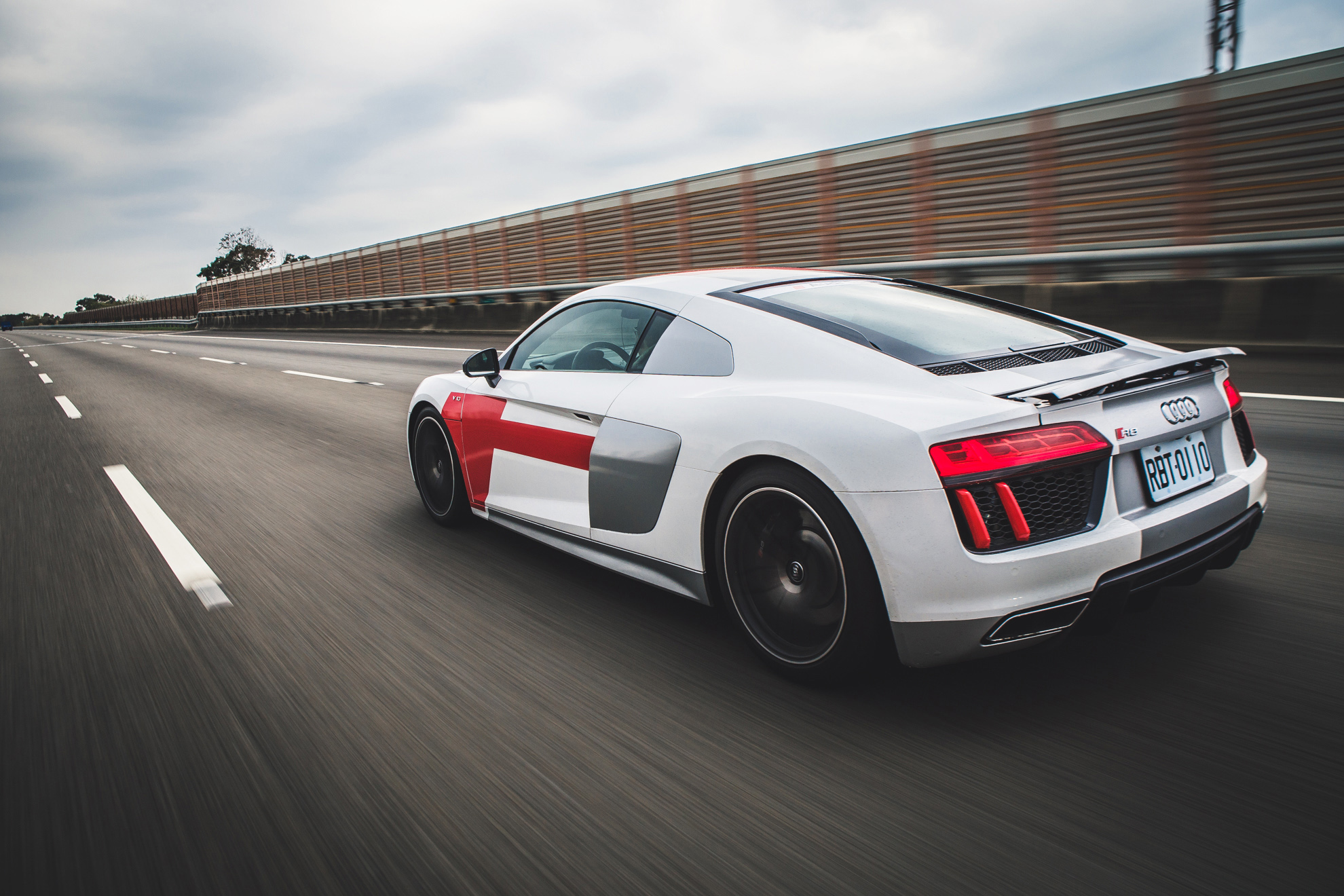 在这个涡轮当道的年代，Audi R8 硕果仅存的 5.2 升 V 型 10 缸自然进气引擎更像是上天的恩赐。