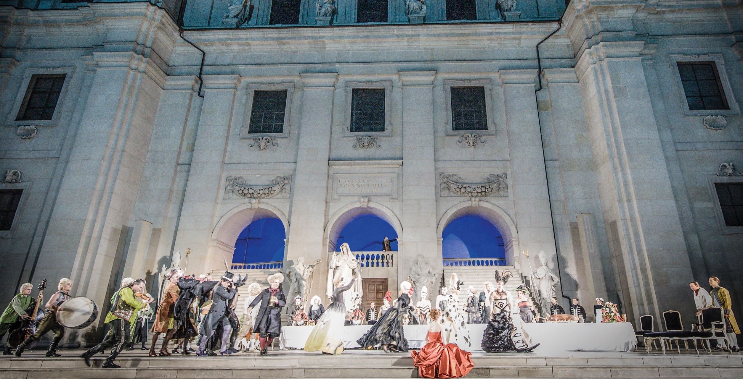 在主教堂廣場演出的薩爾茲堡音樂節創始劇《每個人》。（© Tourismus Salzburg）