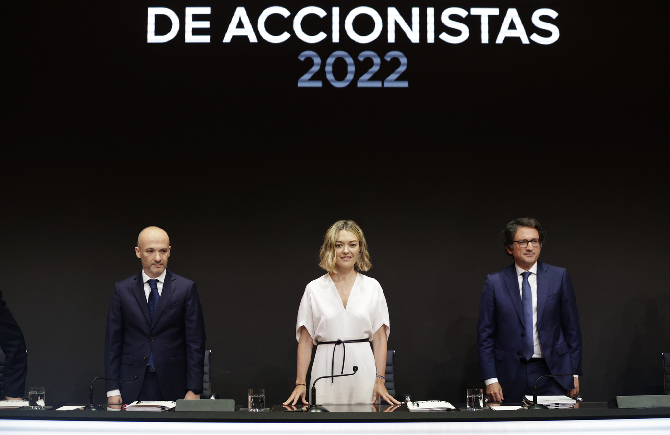 2022 年 6 月，Marta Ortega （中）以集團總裁身份，與擔任她的右手的 CEO Oscar Maceiras （左）一起在總部出席公司股東大會。