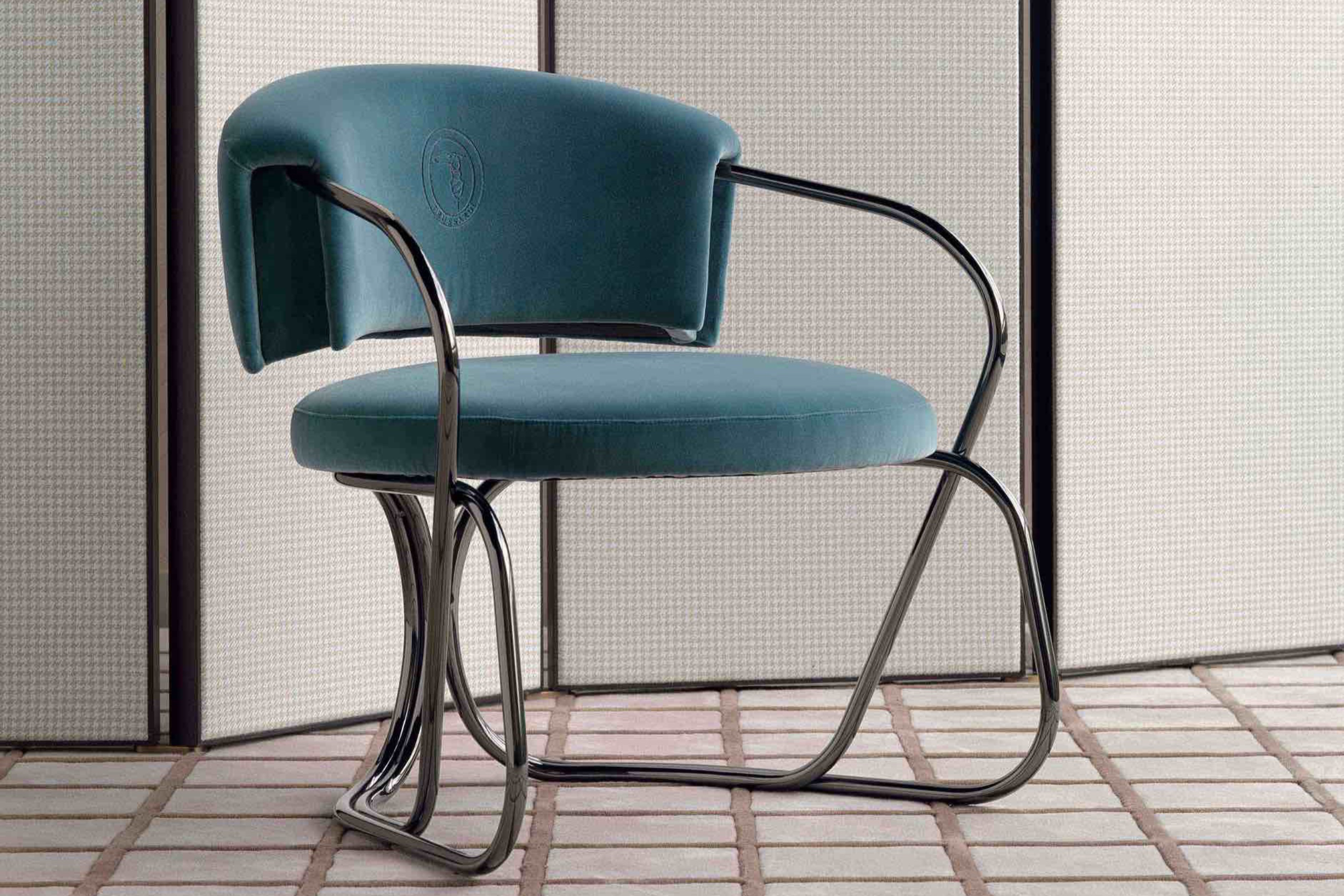 A-Round 系列扶手椅以其突顯的管狀框架原始結構扶手椅，發展之初即被譽為該系列的代表作。