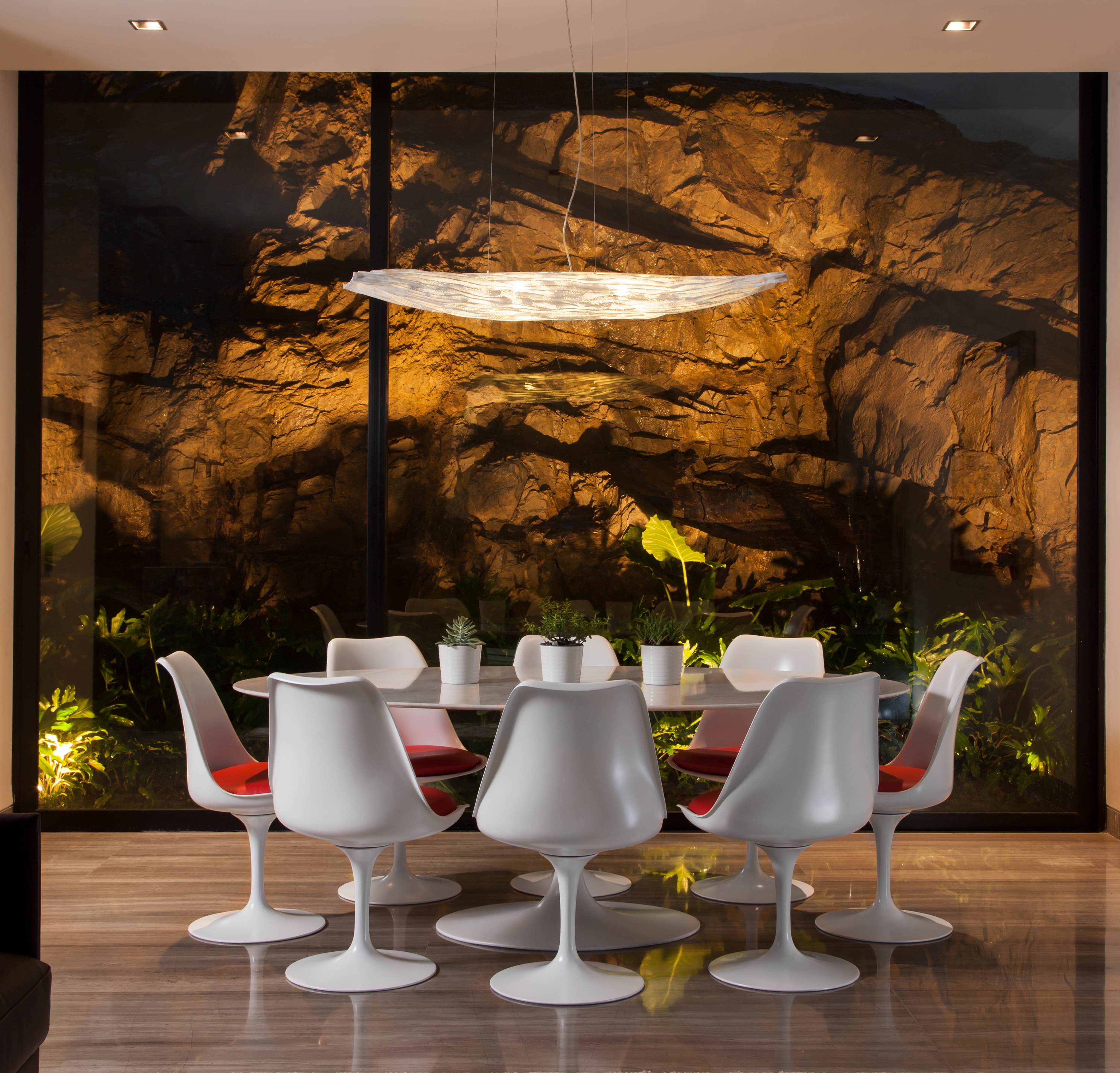 從餐廳可直視美麗的岩石牆，讓屋主隨時都能感受到自然景觀的壯麗。