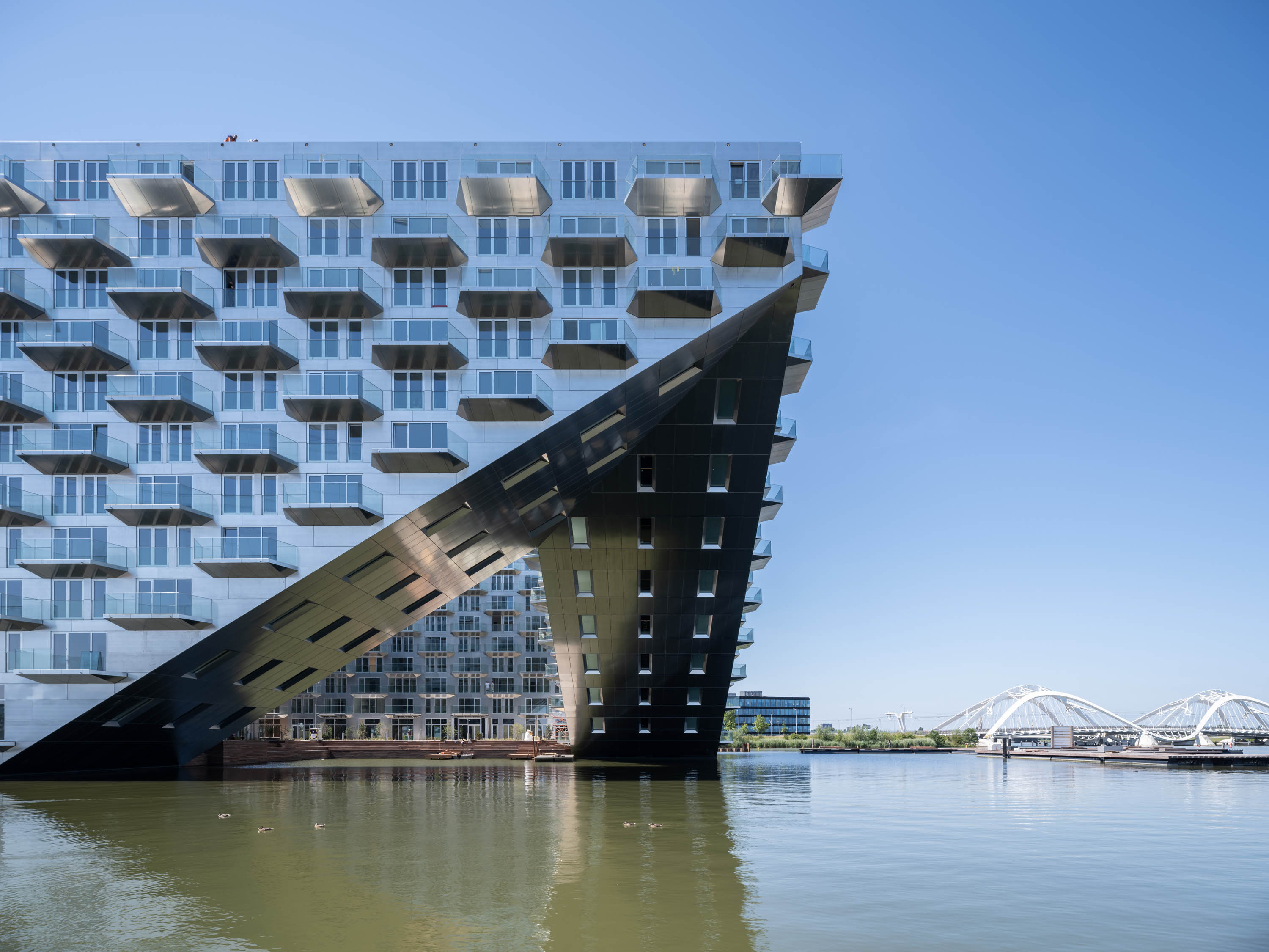 Sluishuis 建於荷蘭阿姆斯特丹的人工島上，前衛造型融入永續理念，開創水上生活新型態。（ © Ossip van Duivenbode ）