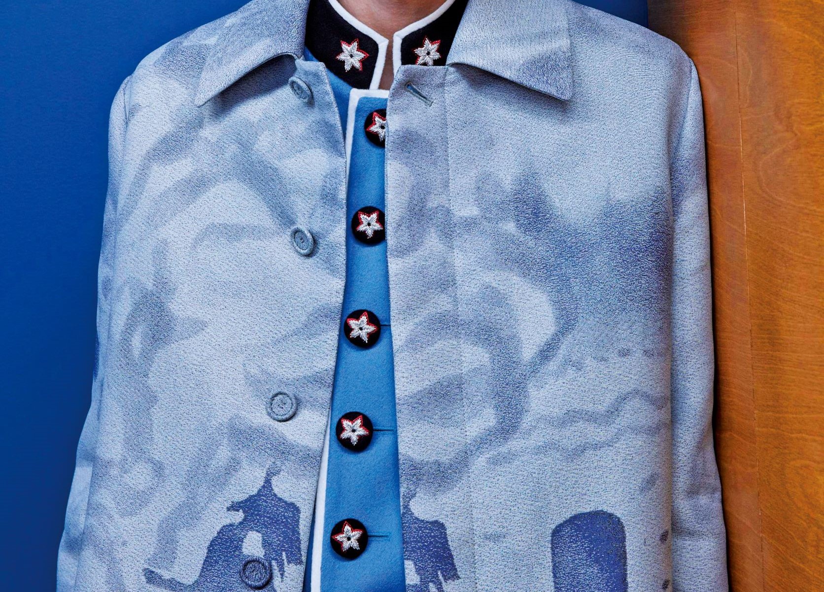 贯穿秋冬男装系列的视觉主轴是Peter Doig早期的成名作之一《Milky Way》，映着淡淡星点的夜空是迪奥先生钟爱的灰，为服装凭添雅致氛围。