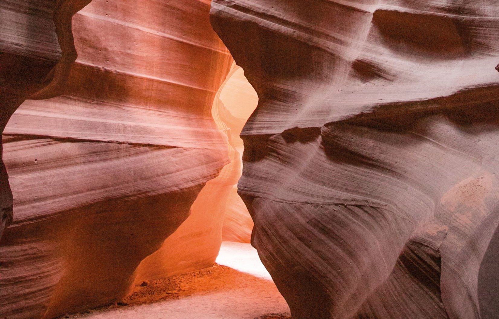 狹縫型紅色砂岩峽谷是猶他州南部著名的地質景觀之一。
