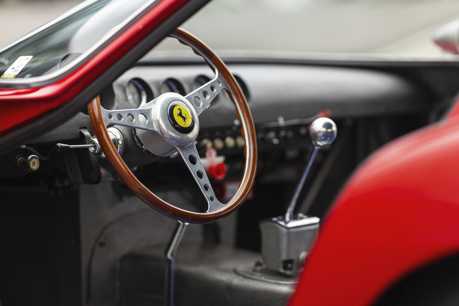Ferrari 250 GTO 極簡風格內裝，訴說當代的賽道精神，簡單而堅定。