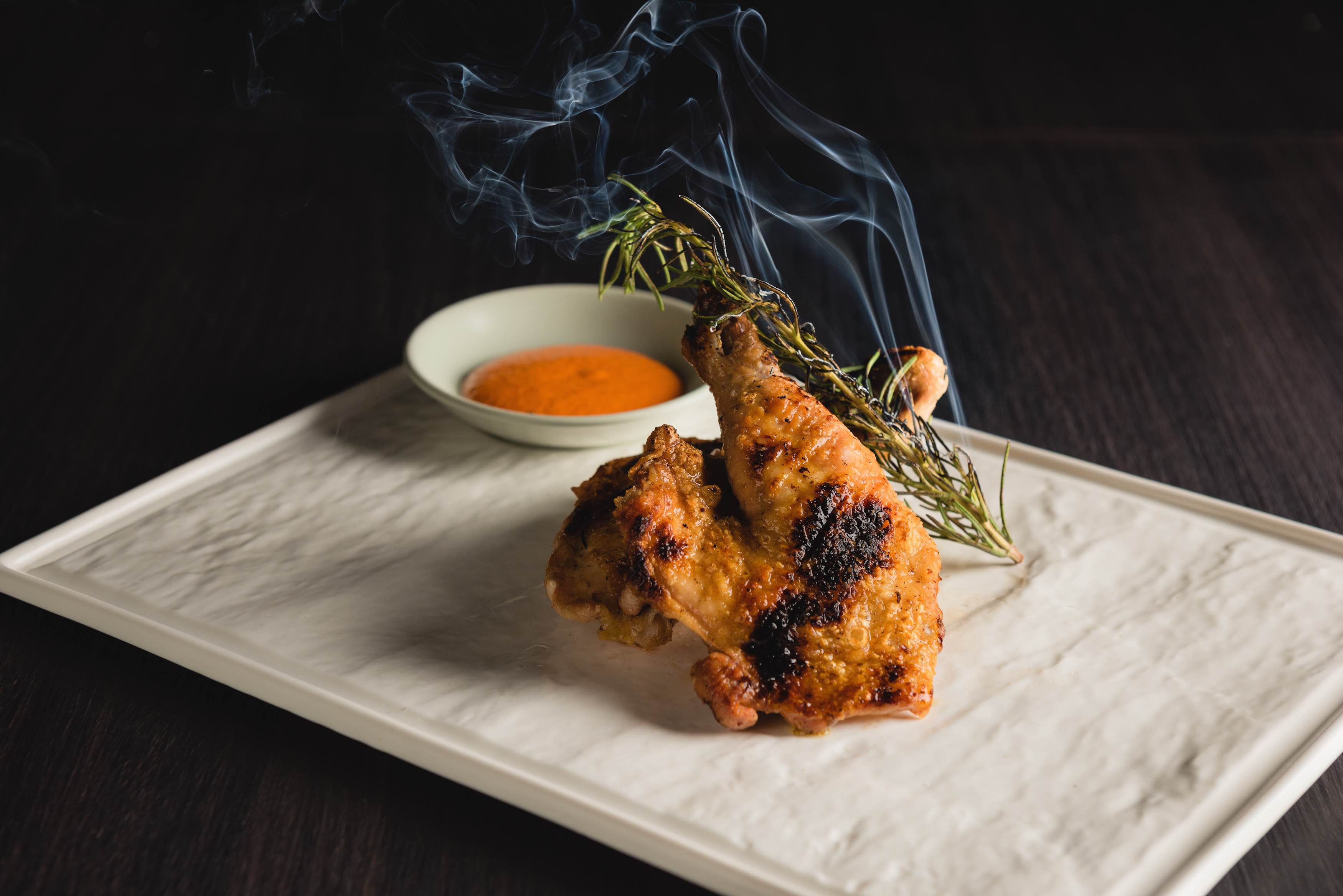 「本地玉米土雞」選用台南飼養玉米雞， 肉質細緻緊實、油脂適中，柴火燒烤後肉質甜美不乾澀，令人吮指回味。