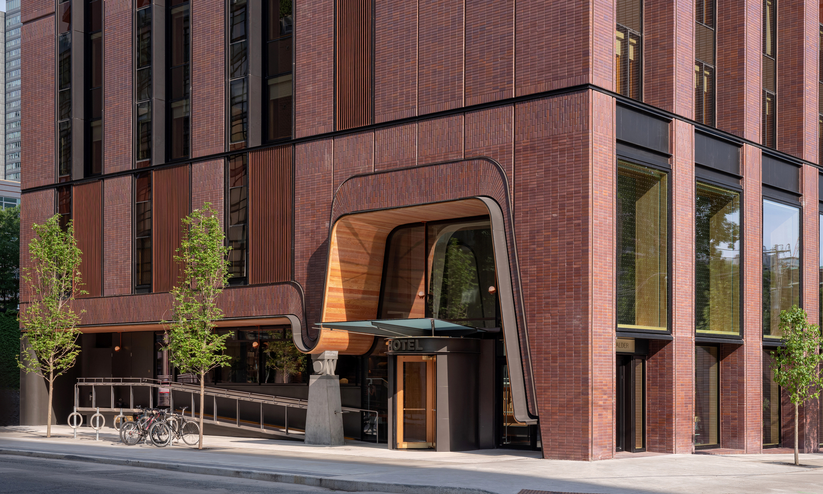 Ace Hotel Toronto 特別選用當地紅磚點綴外牆，向城市的製磚歷史與老建築致敬。