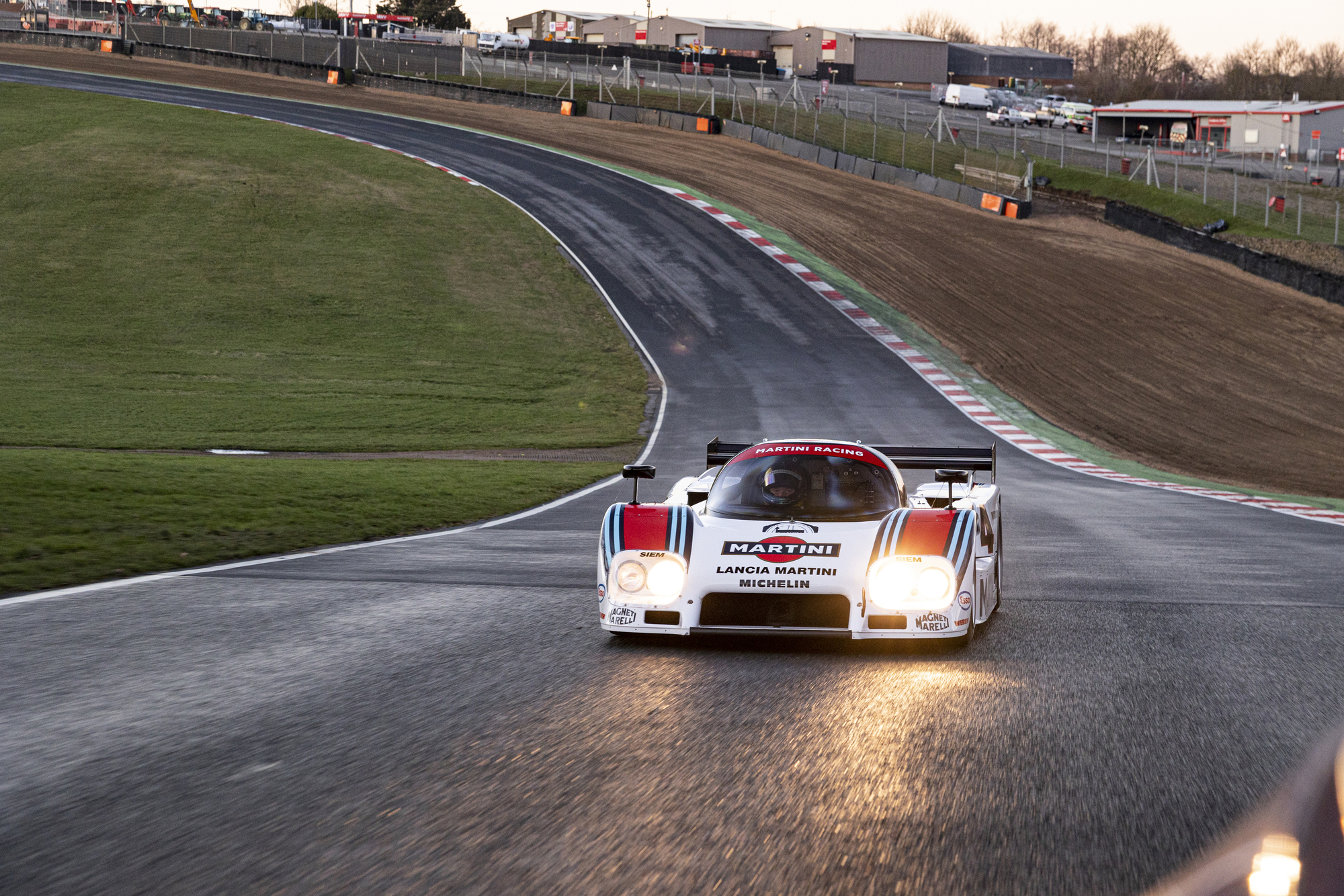 Lancia 赛车与 Martini Racing 涂装，曾经是 1980~1990 年代时，相当受注目的竞技场组合。
