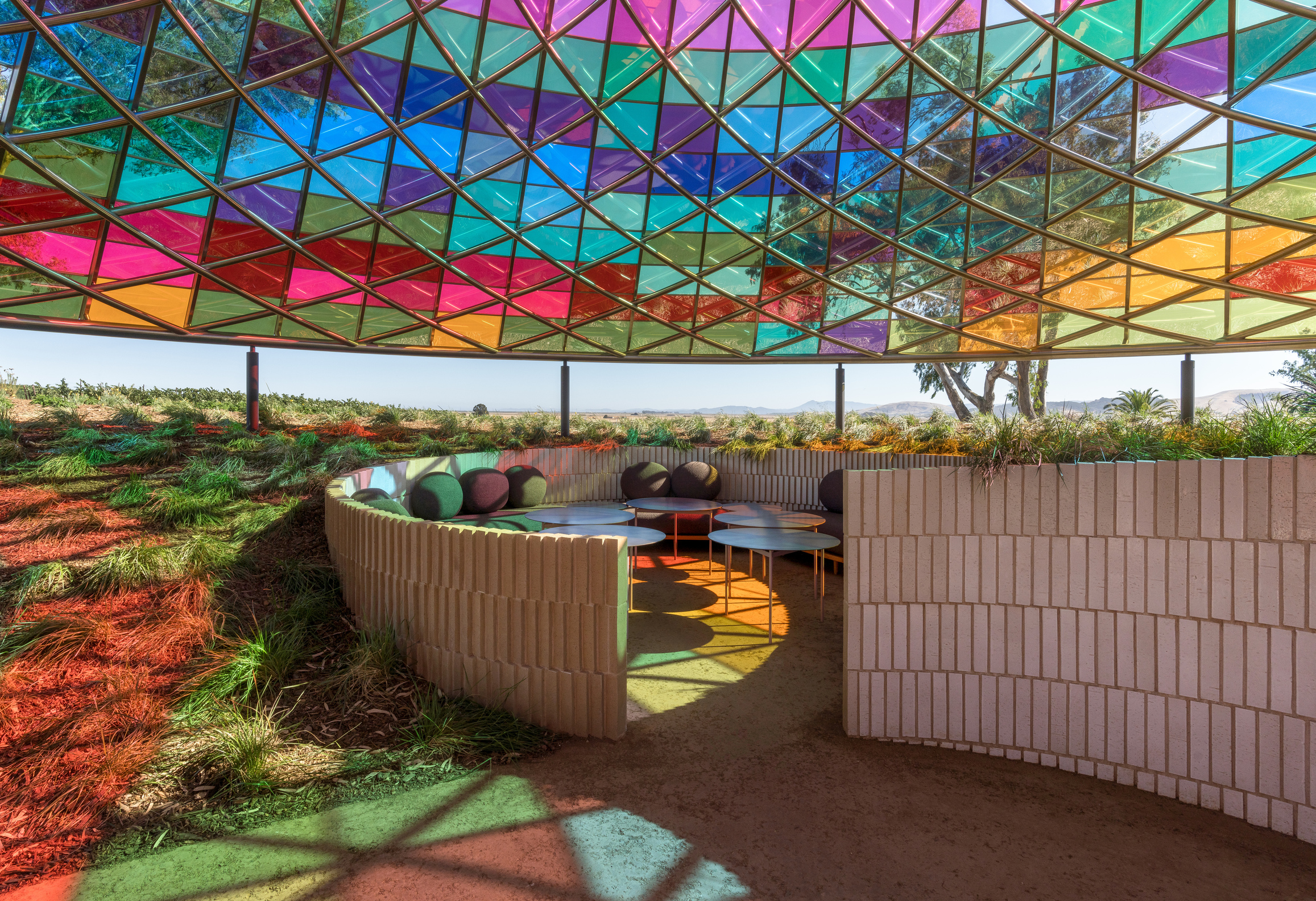 EMBRACE COLORFUL VIBES：Vertical Panorama Pavilion 為城市活力上色 - 萬花筒藝術品酒亭
