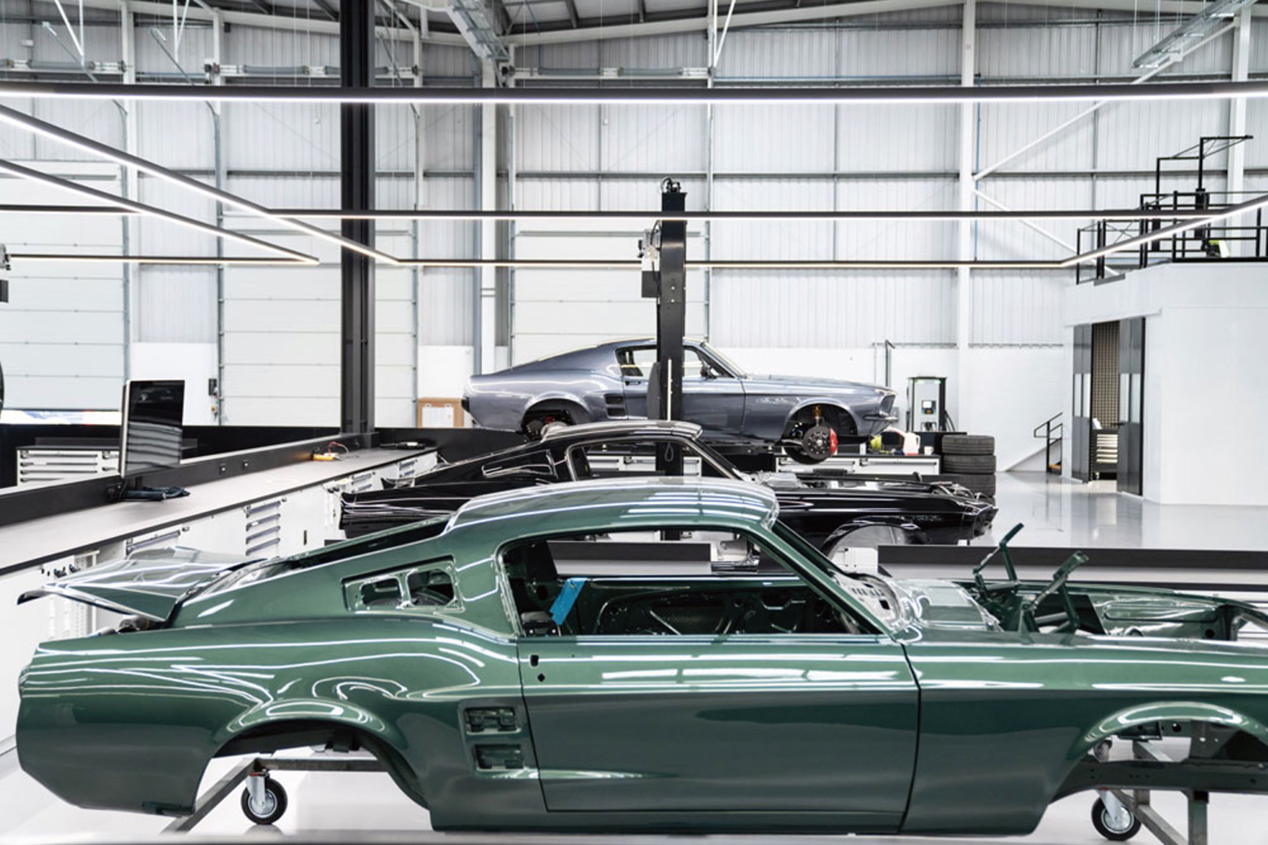 透过福特汽车授权，每一辆老电野马的车壳，都是全新制作。