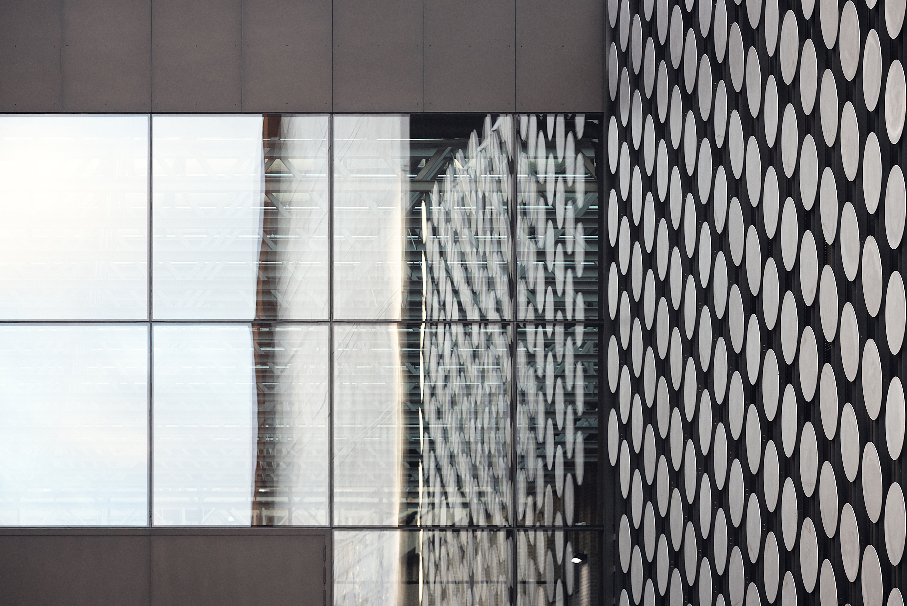 阶梯式建筑量体搭配上圆点外墙，营造出独特的视觉节奏感。 （ © Hannu Rytk ）