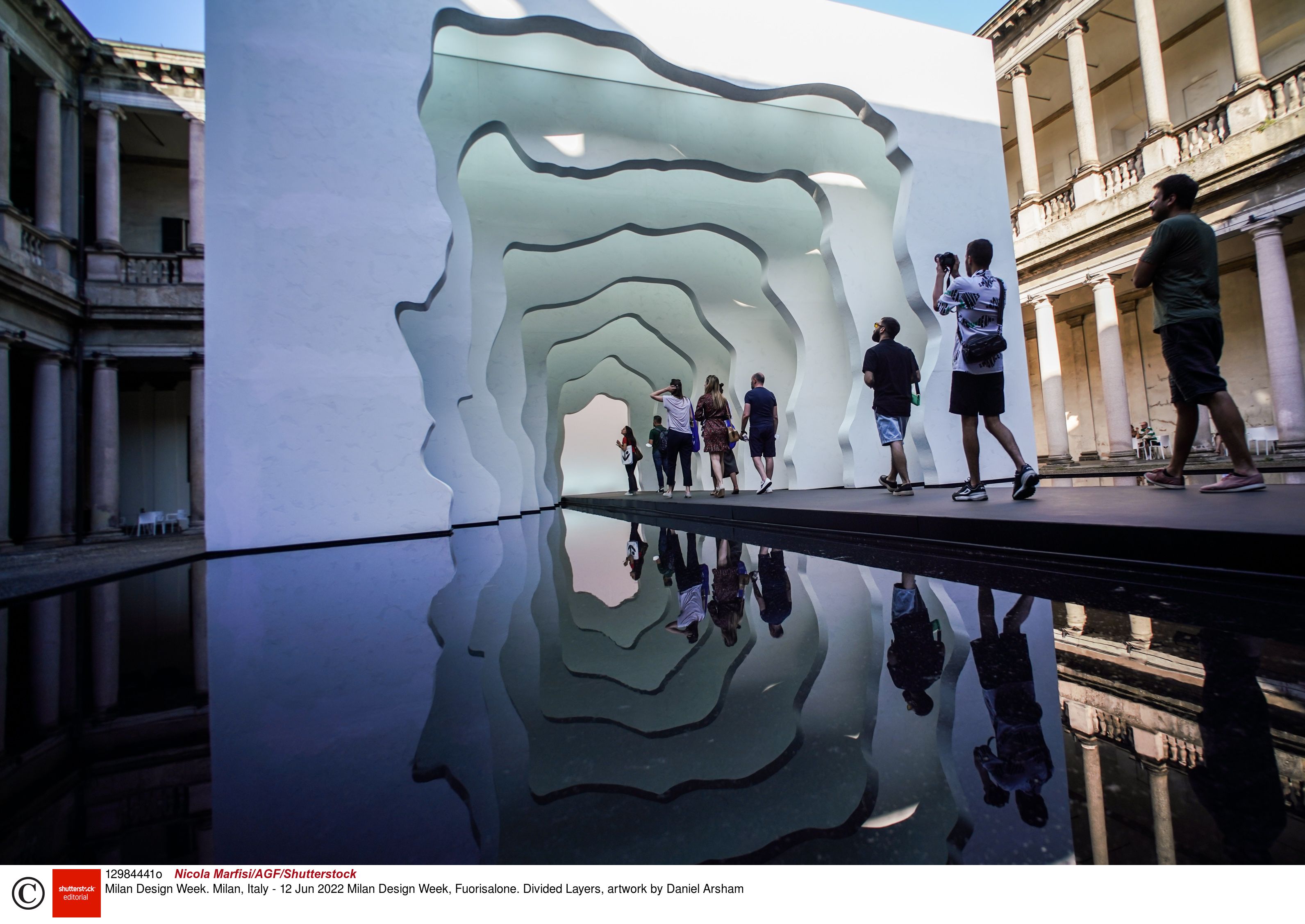 Daniel Arsham 的作品多為「單色」，圖為 2022年 6 月米蘭設計週的展品，與美國百年廚衛品牌 Kohler 合作推出名為《 Divided Layers 》的裝置藝術，面板上參考了 3D 列 印的水槽結構，中間走道圍繞著清晰的鏡面效果水池，讓觀者感受彷彿化身為水、 置身水槽內。