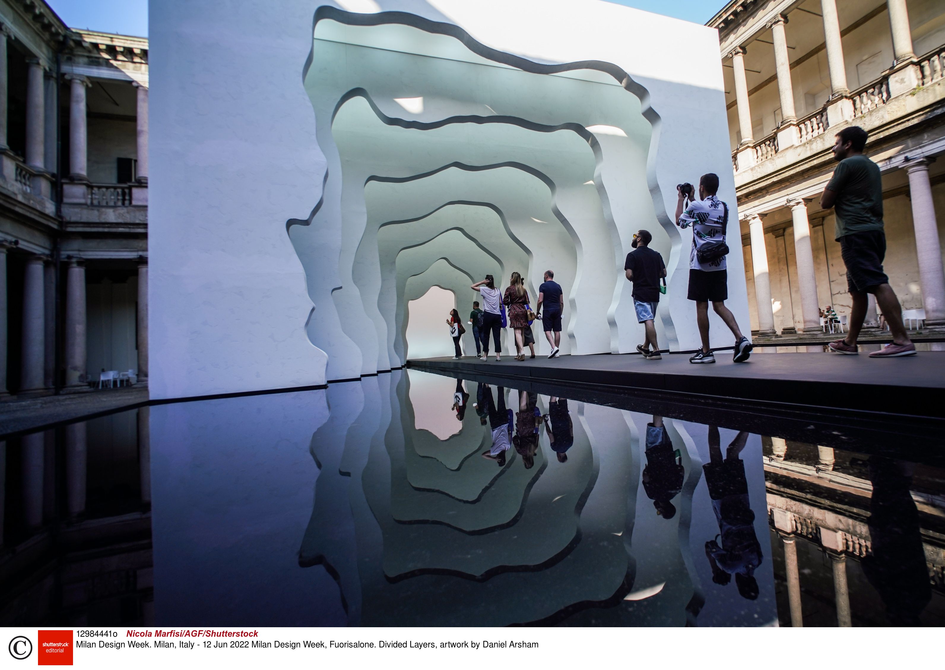Daniel Arsham 的作品多为「单色」，图为 2022年 6 月米兰设计周的展品，与美国百年厨卫品牌 Kohler 合作推出名为《 Divided Layers 》的装置艺术，面板上参考了 3D 列 印的水槽结构，中间走道围绕着清晰的镜面效果水池，让观者感受仿佛化身为水、 置身水槽内。