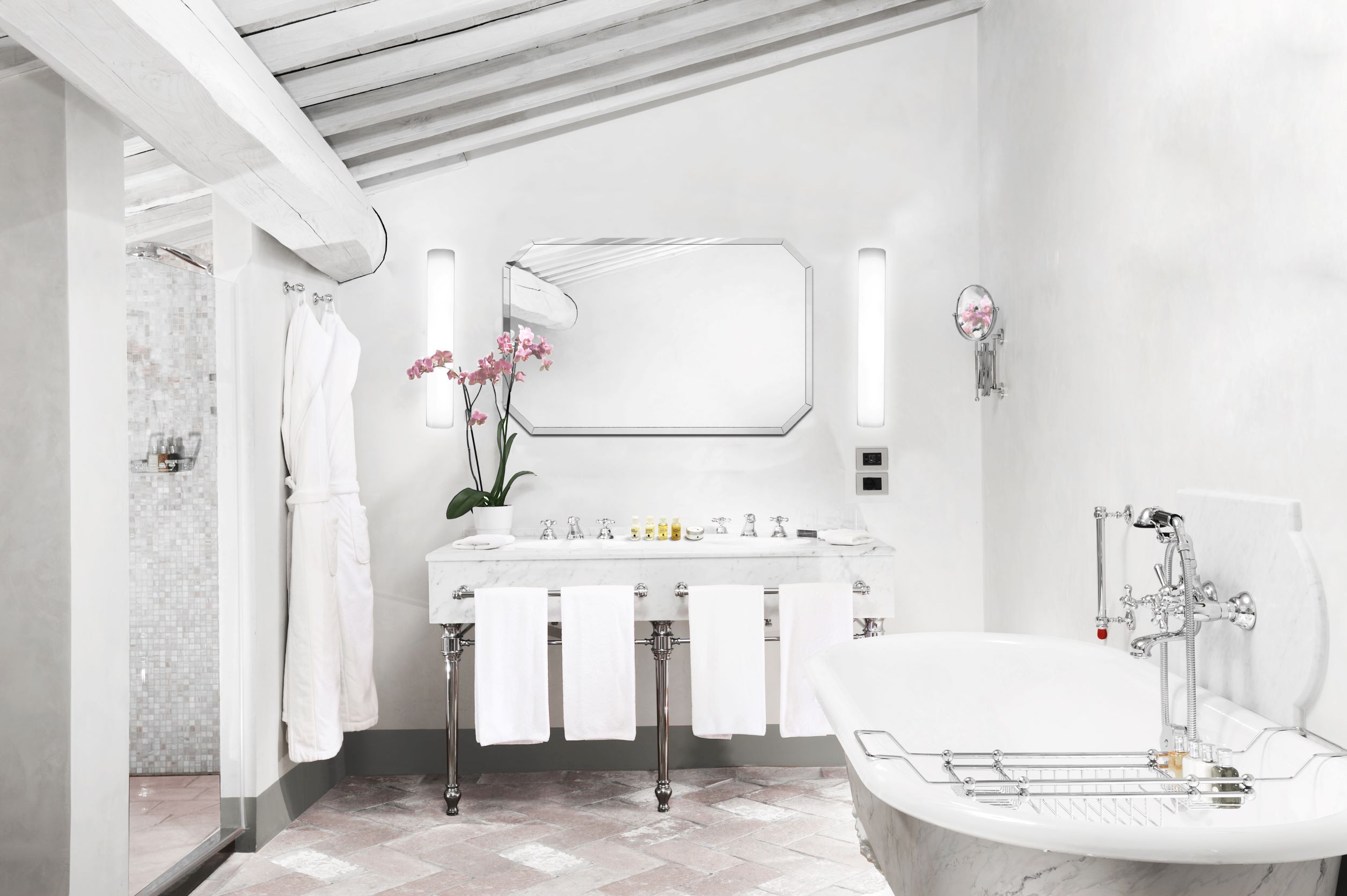 稍微傾斜的木質橫樑，為當代馬賽克浴室帶入優雅和舒適。