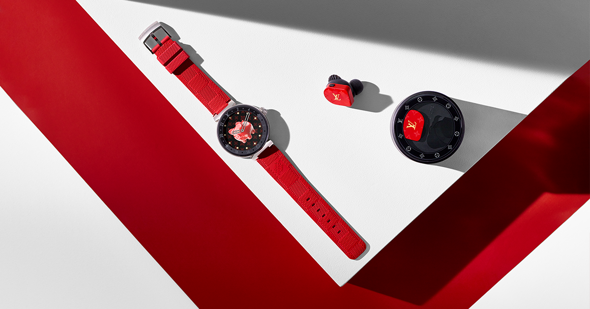 除了智能腕錶，Louis Vuitton 在 2019 年邁開數位化的第二步：推出無線藍芽耳機，Horizon 耳機與來自紐約的音響品牌 Master & Dynamic 合作，精緻華麗的 Monogram 壓紋為冰冷科技產品帶來夢想中的奢華感。