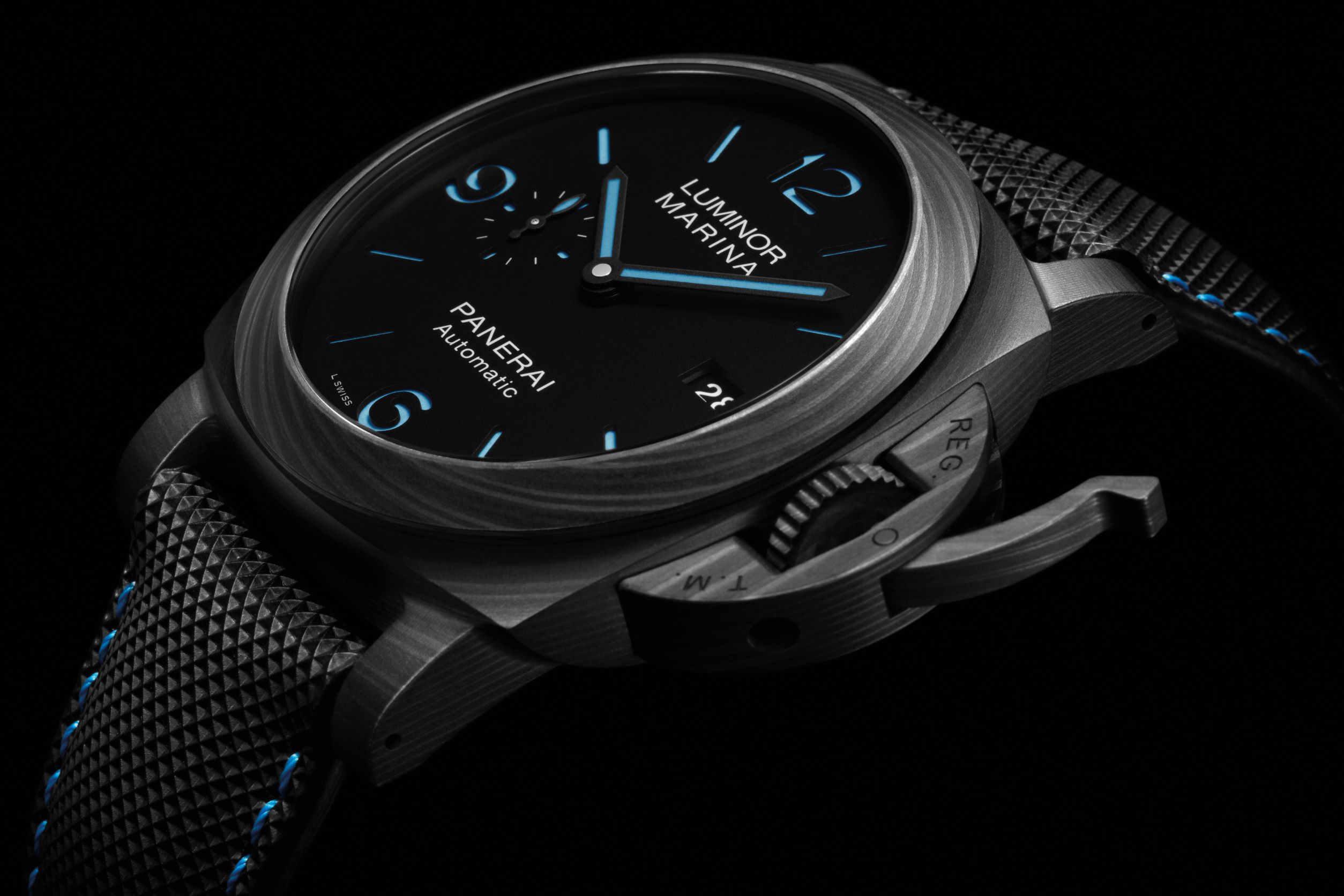 搭配 PAMCAST 線上內容，沛納海在官網亦推出推薦腕錶，Jean-Marc 自己現在最愛配戴的 Luminor Marina Carbotech™ 碳纖維腕錶（PAM01661）也是其中之一。在暗色系錶身上顯得特別明亮的亮藍色時標、指針與縫線，藍色細節和沛納海與大海密不可分的的歷史一系相承。Carbotech™ 也是沛納海近期非常受到市場歡迎的創新材質，讓霸氣大錶戴上手仍有輕盈自如的手感。