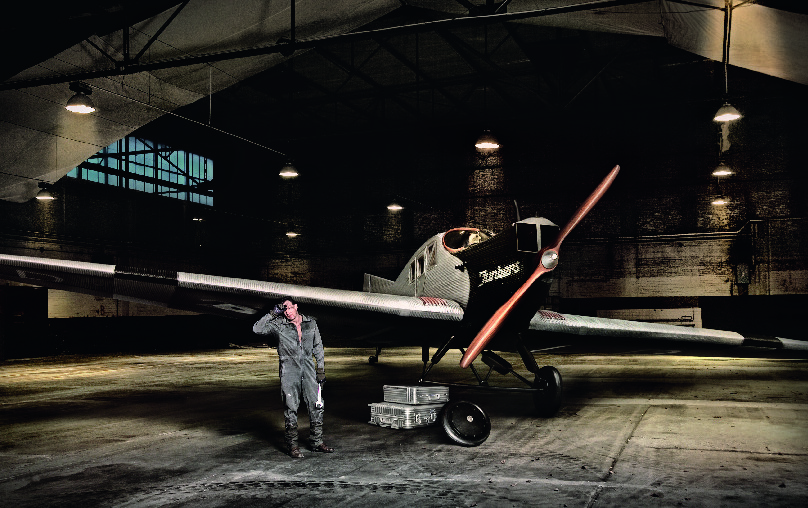 在 1930 年代，RIMOWA 工廠曾遭受一回大火吞噬， 但在火場灰燼中依舊閃亮的鋁鎂合金材質，成為 RIMOWA 浴火重生的關鍵。