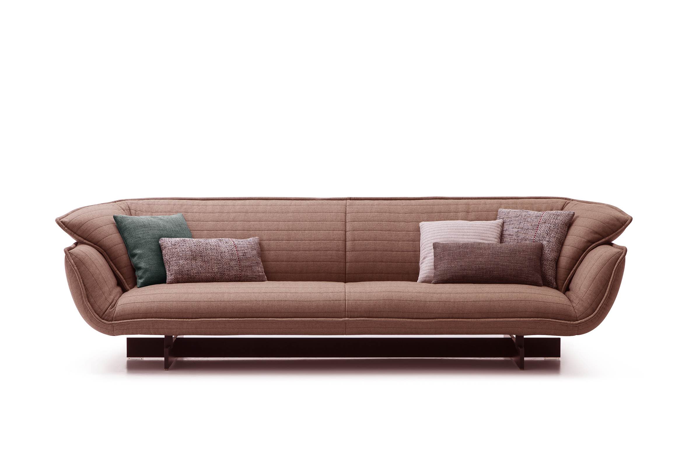 Patricia Urquiola 为 Cassina 设计的 Beam Sofa System，底部以横梁为基础，可变化模组形式并展现强烈的几何概念。