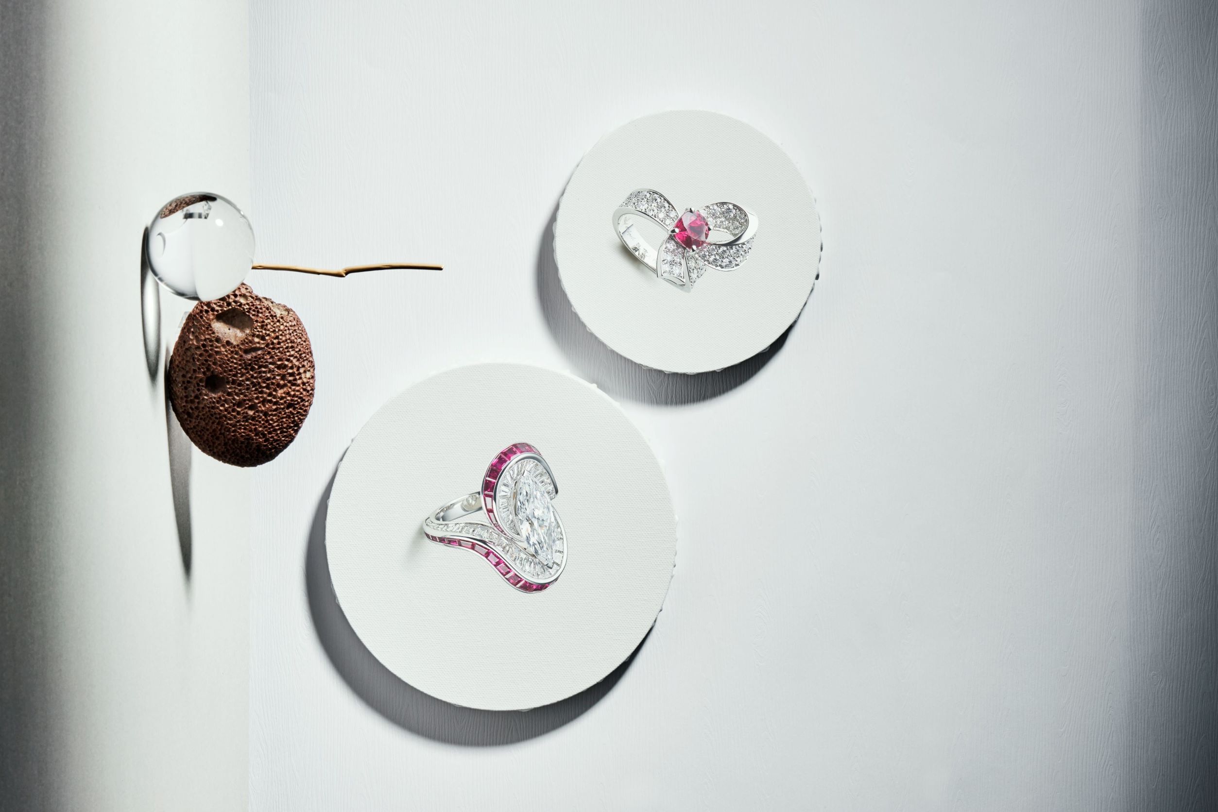 右：Boucle 戒指，1.79 克拉枕型切割红宝石， 钻石／Van Cleef & Arpels。左：Swirl 戒指，3.49 克拉马眼形切割钻石、红宝石、钻石／Graff。