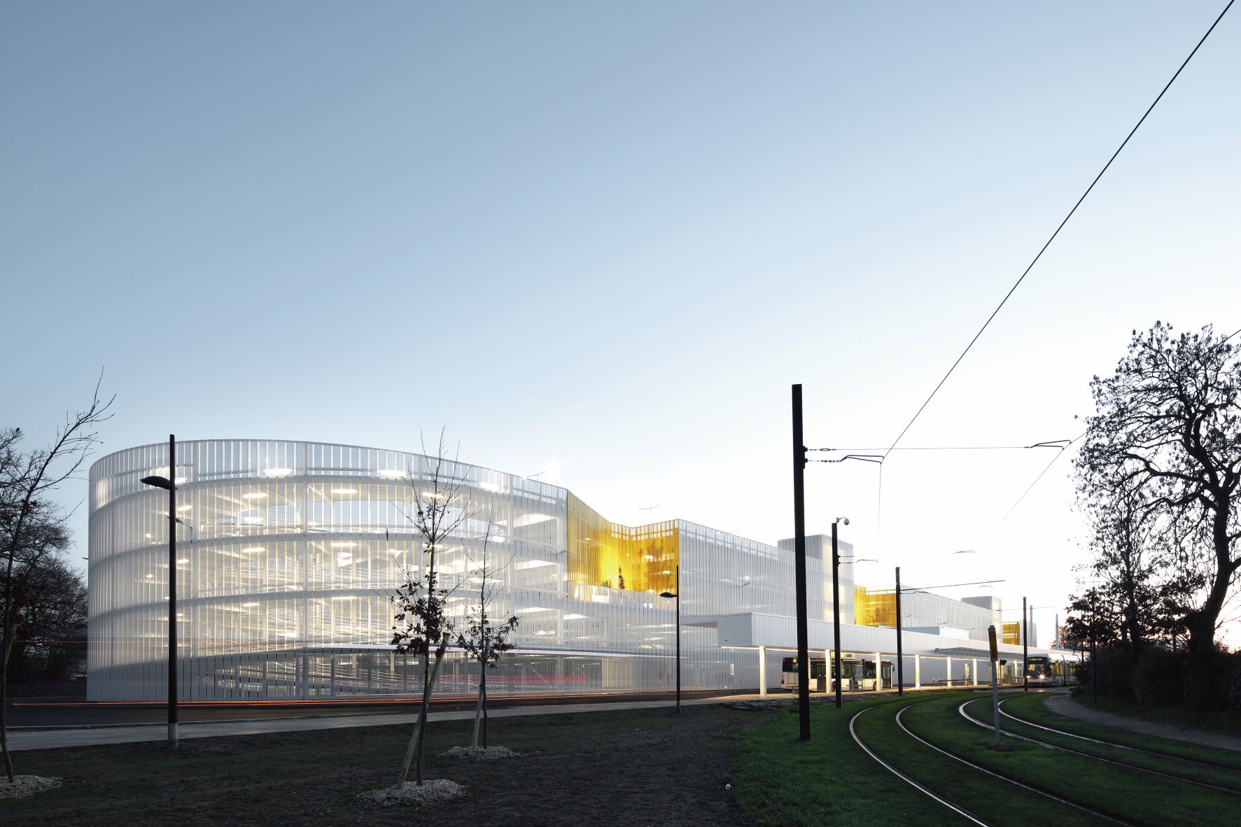 FUTURE TRANSPORTATIONC:  PARKING AND INTERMODAL STATION 未来转运站 - 带来好心情的明亮站体