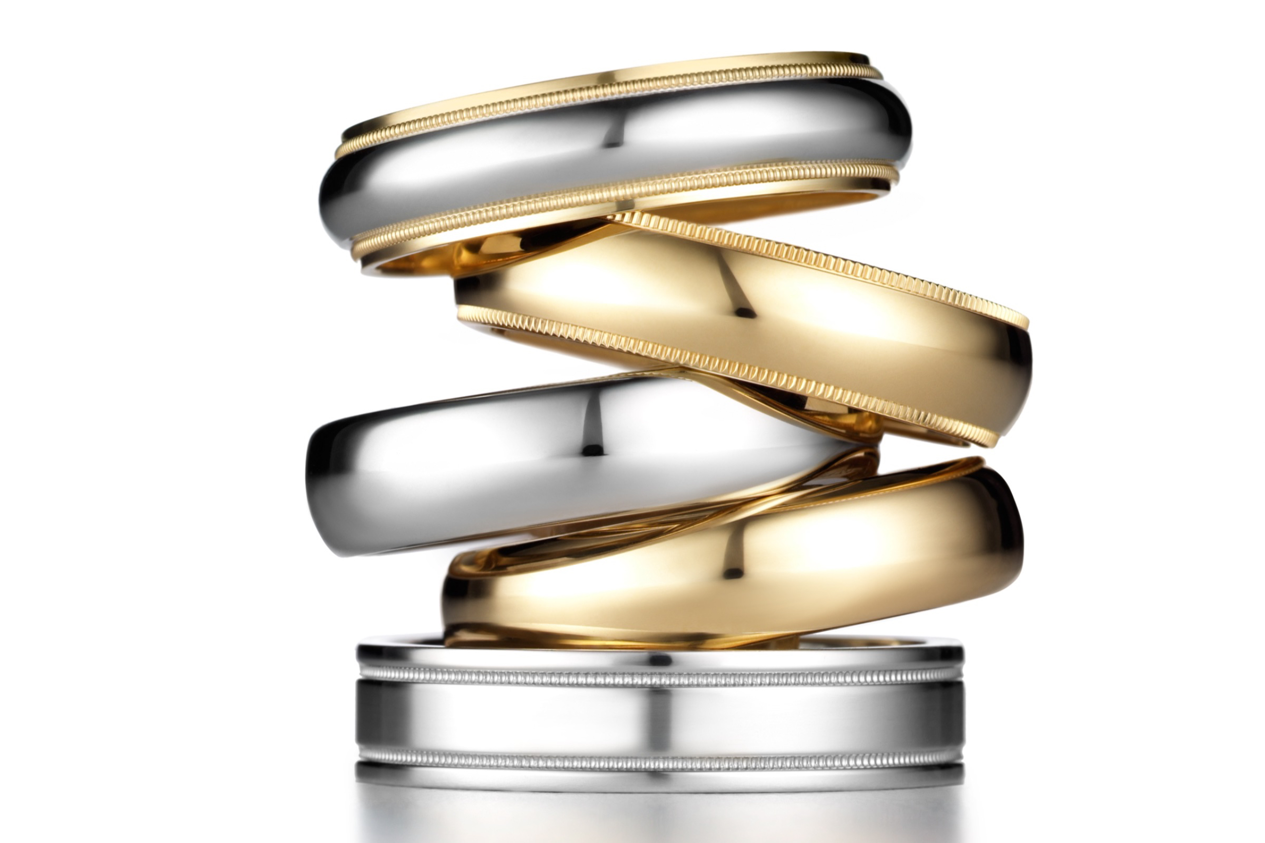 细腻的饰边使贵金属婚戒彰显出辉煌精致的质地，有趣的是，除了纯铂金与黄 K 金款式之外，两者组合的款式跳脱婚戒只能有一种金属制作的传统。