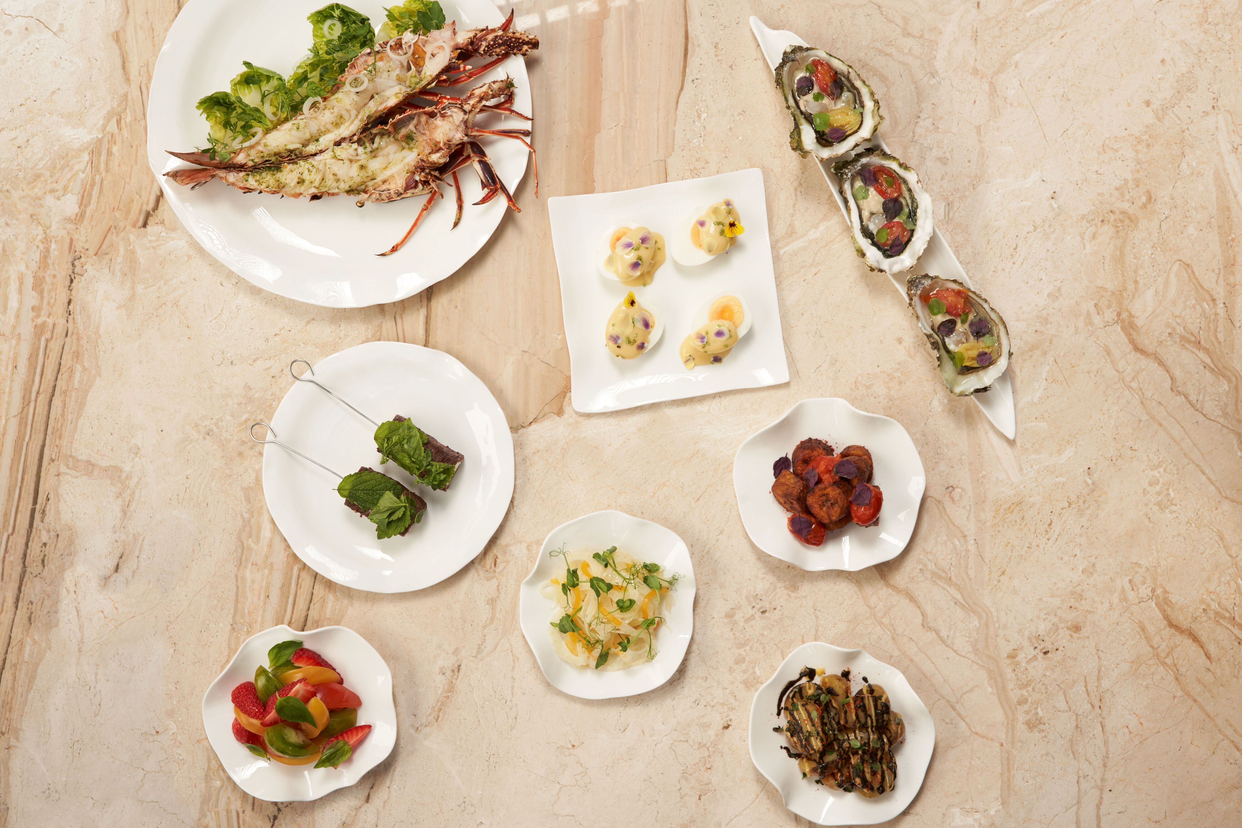 Mory Sacko at Louis Vuitton 的晚餐包含有烤鰤魚、小龍蝦、生 蠔、生茴香芒果沙拉等美味料理。