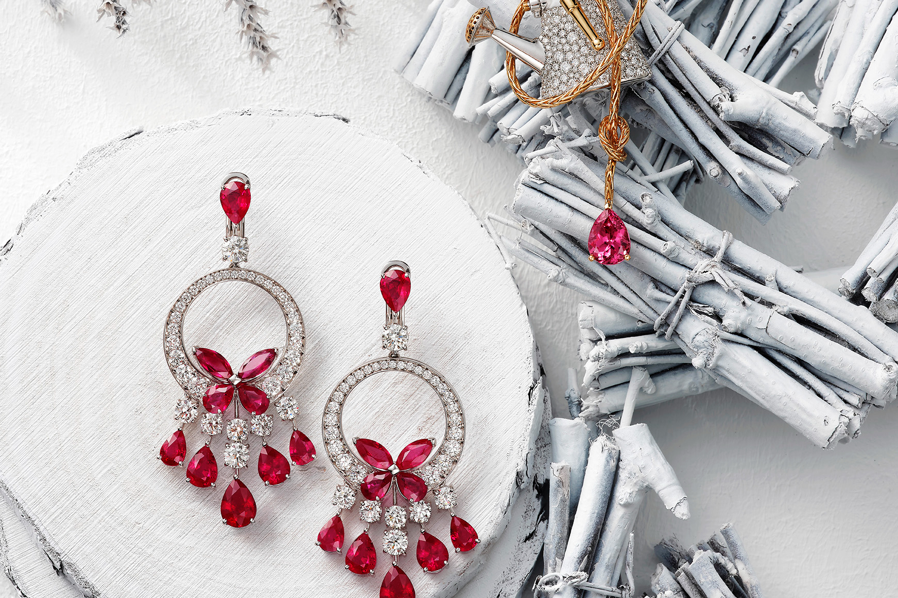 Graff 經典蝴蝶系列多形切割紅寶石和鑽石耳環。Chaumet Pierres d'Eau 18K 白金與玫瑰金紅碧璽和鑽石胸針。