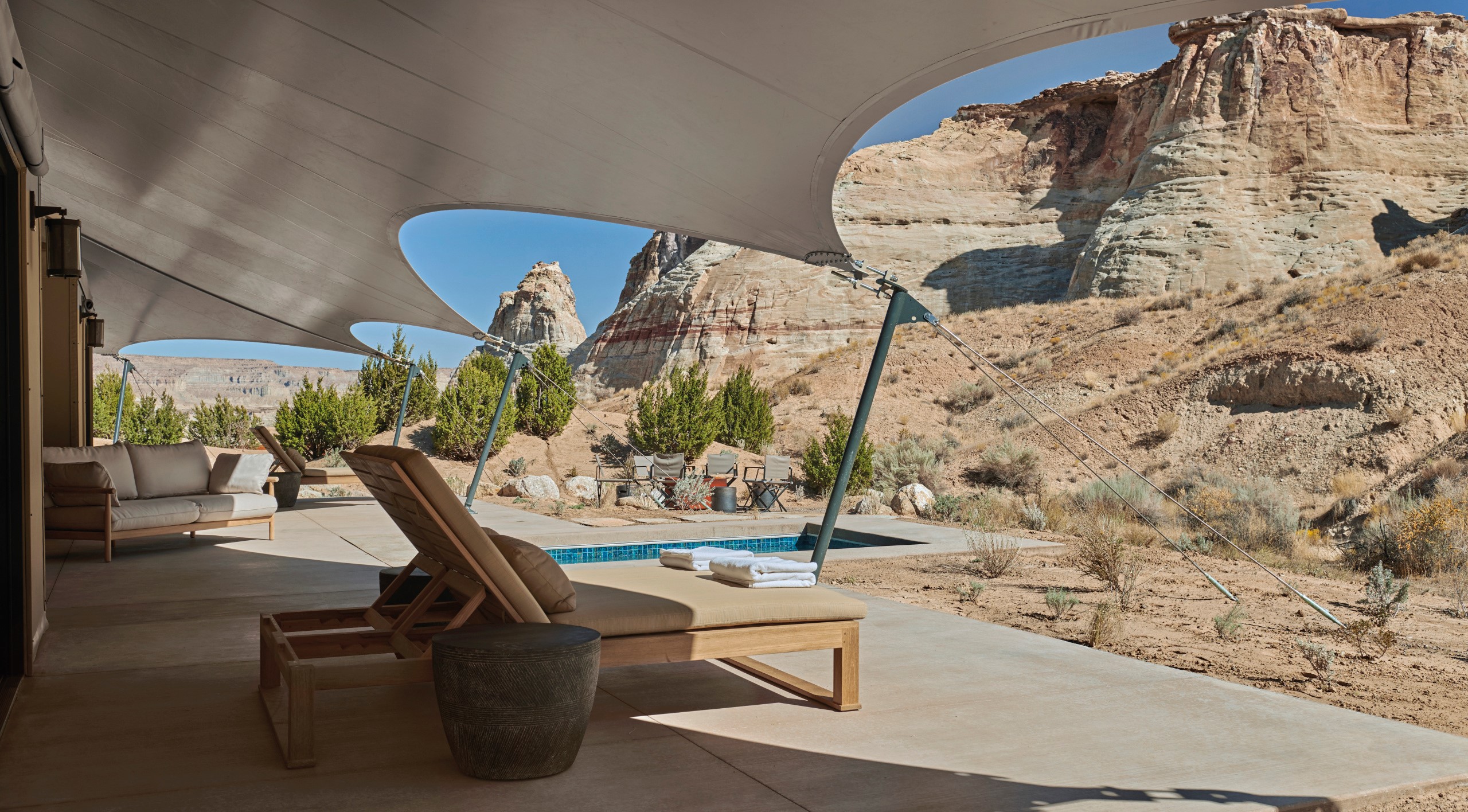 每間帳篷的賞景露臺都面向不同的漠地景色，讓遊客盡享不被打擾的曠野時光。