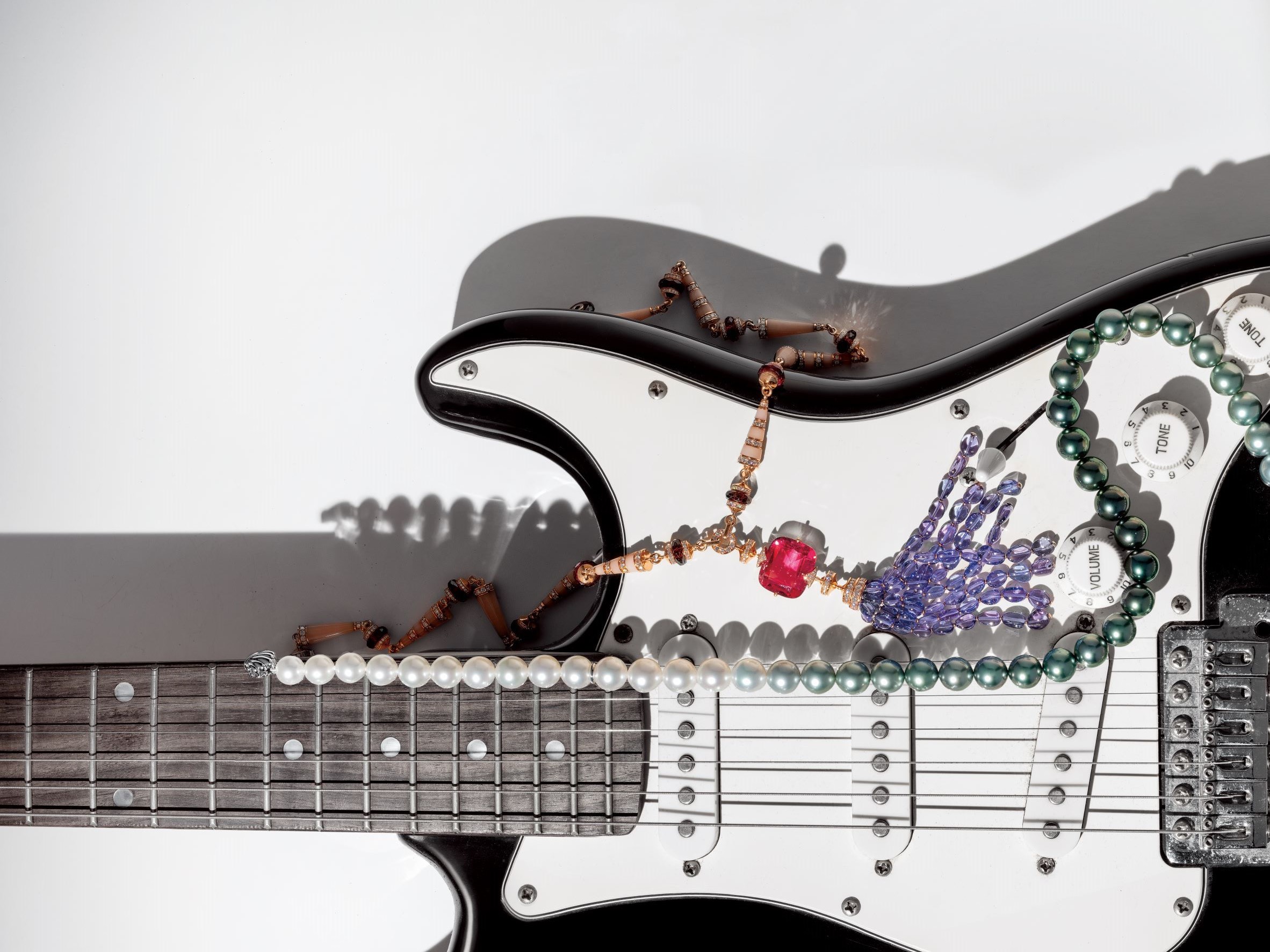 Mikimoto 高級珠寶系列南洋珍珠黑色白色漸層串鍊。Bvlgari 高級珠寶系列彩寶項鍊。