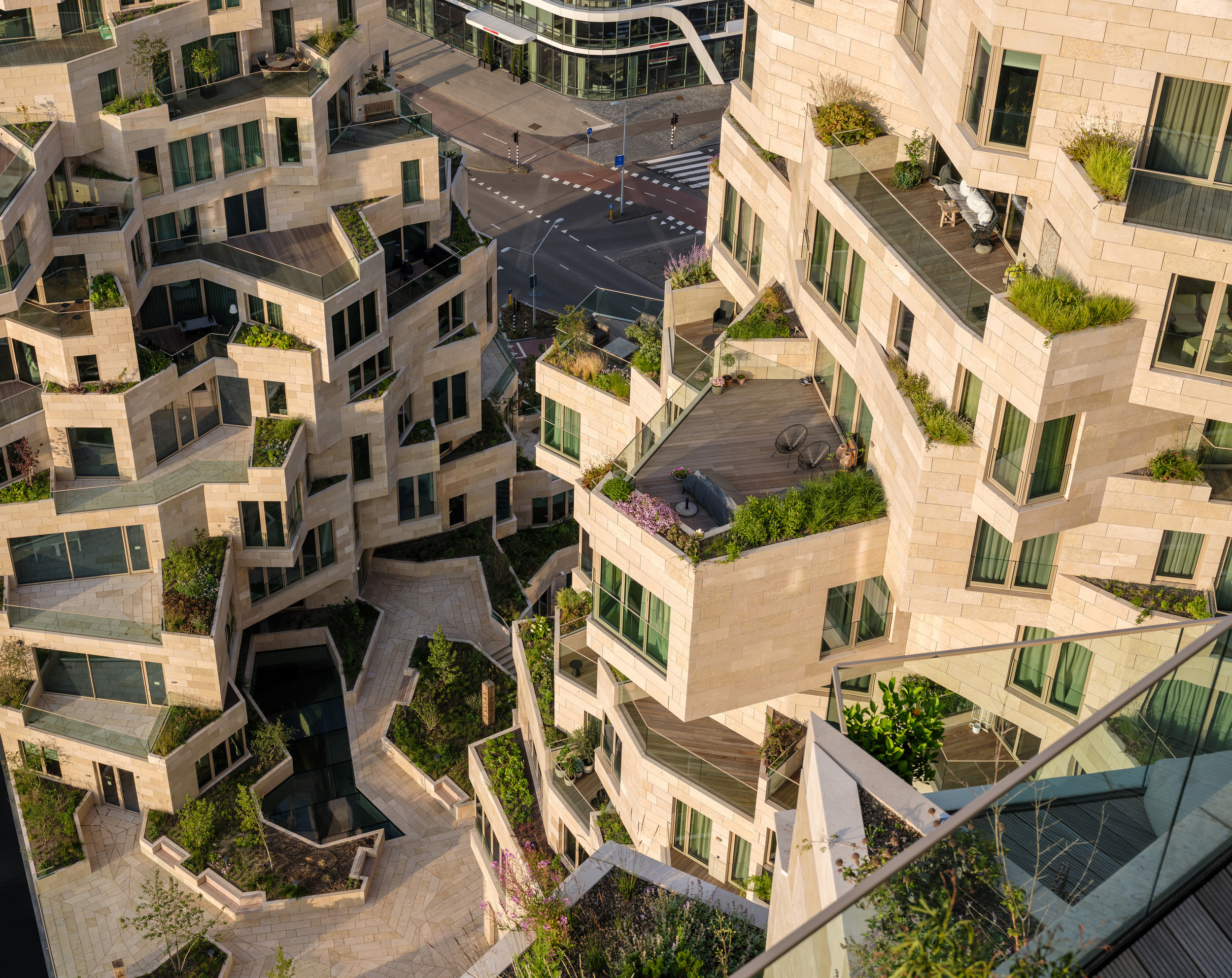 Rotterdam ROCKS! 建築內將以洞穴般的設計，營造擁抱自然的探索樂趣。（ Render by MVRDV ）