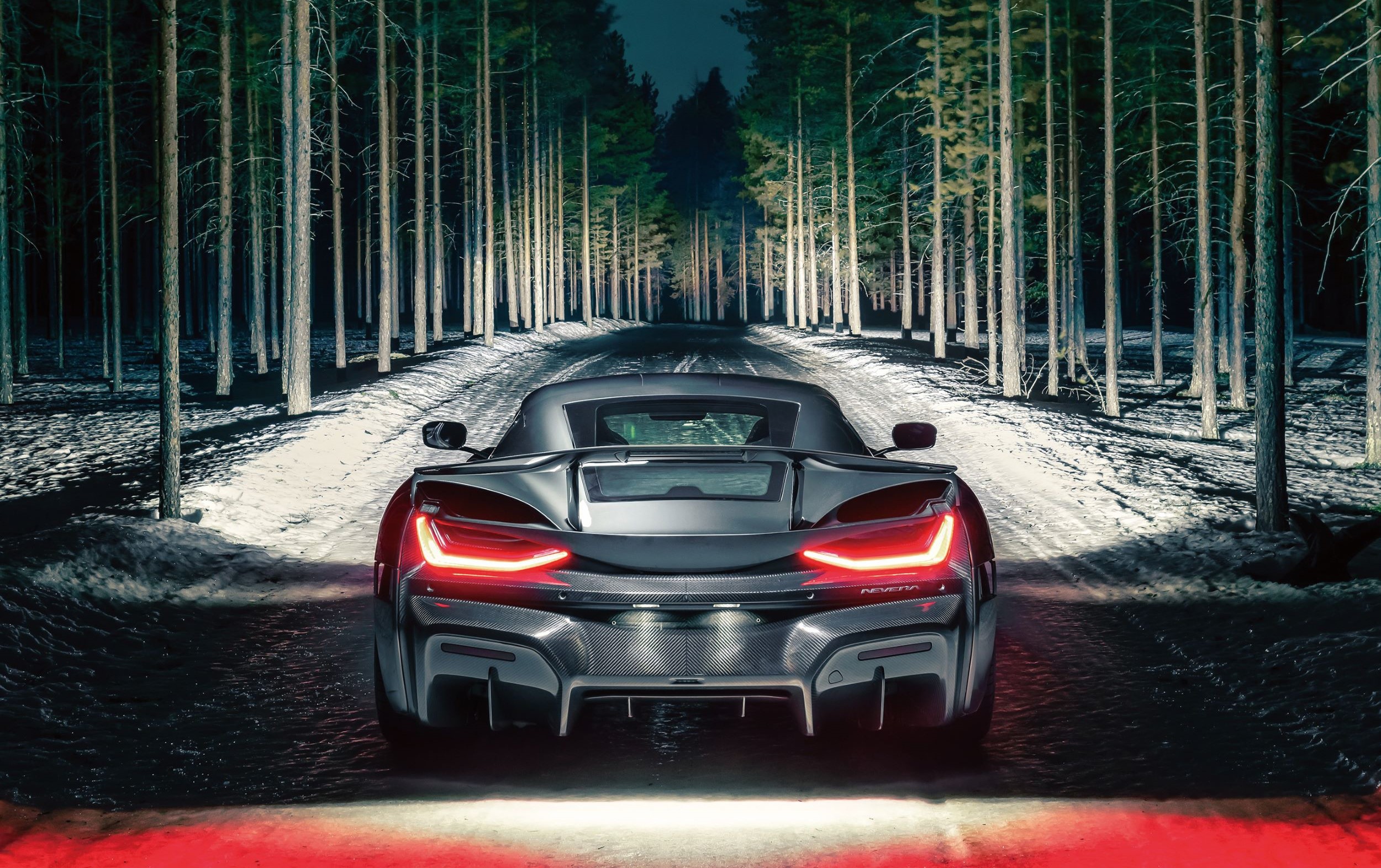 全电动的超级跑车 Nevera， 以 AI 辅助驾驶，将 Hypercar 推进一个全新世代。
