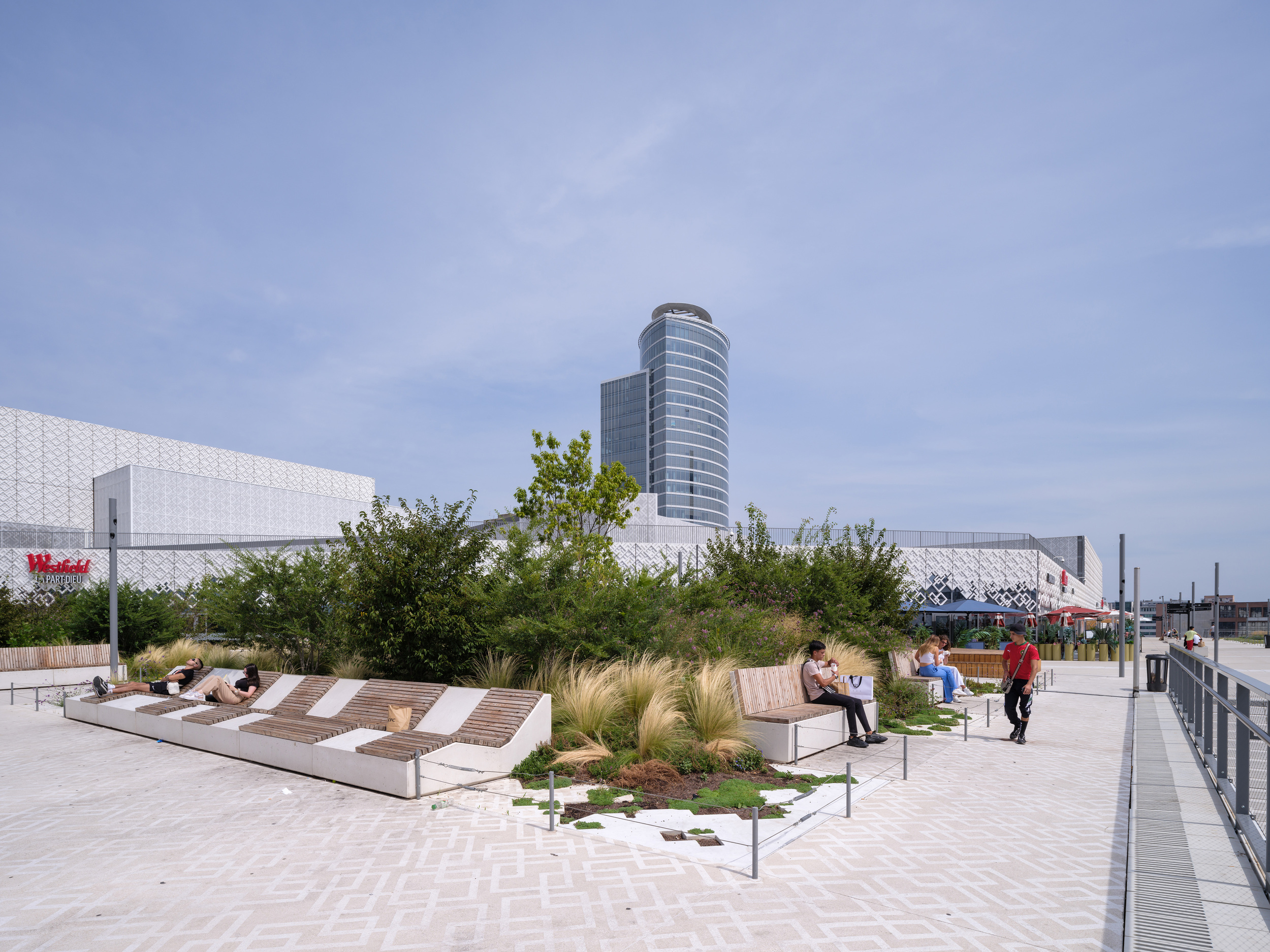 設計有各式休閒座椅、躺椅和綠景的屋頂花園，成為溝通城市生活的新公共空間。