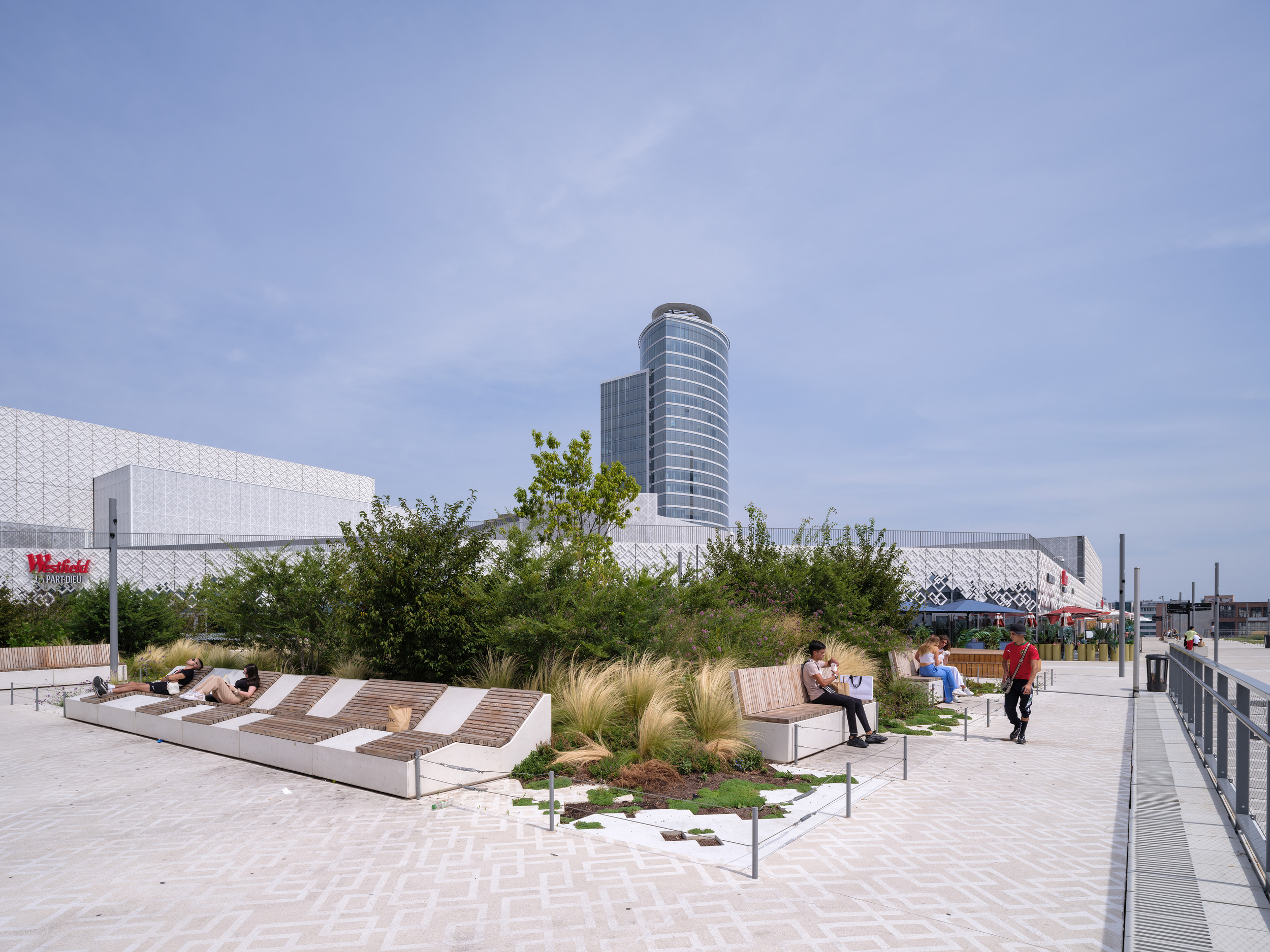 设计有各式休闲座椅、躺椅和绿景的屋顶花园，成为沟通城市生活的新公共空间。
