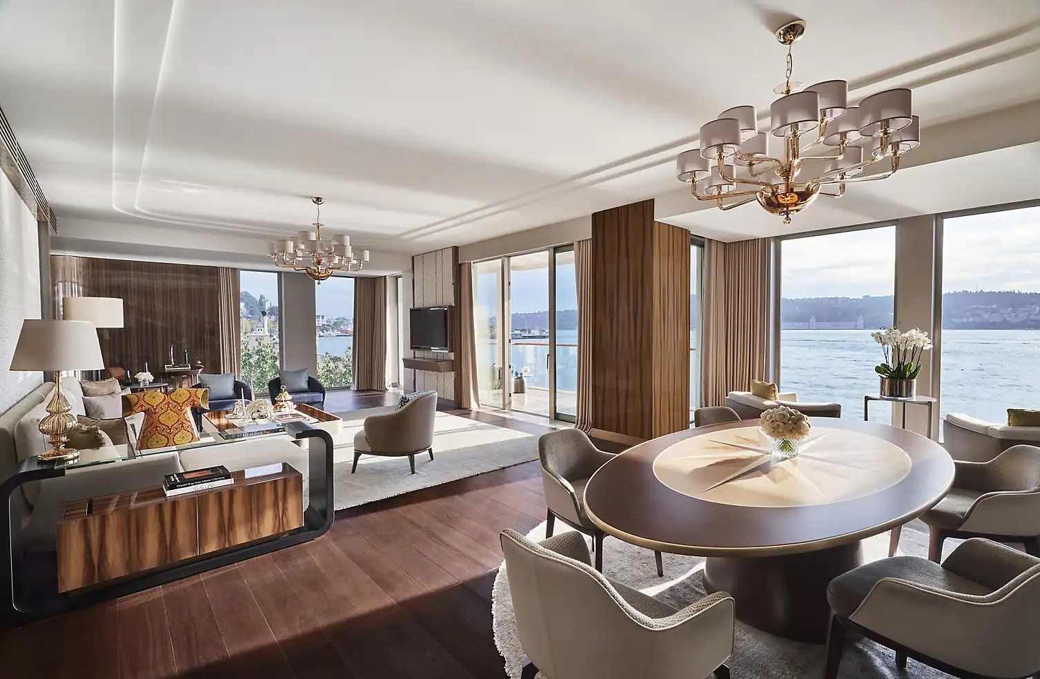Mandarin Oriental Bosphorus, Istanbul 以多扇落地窗將海峽景致攬入房內。