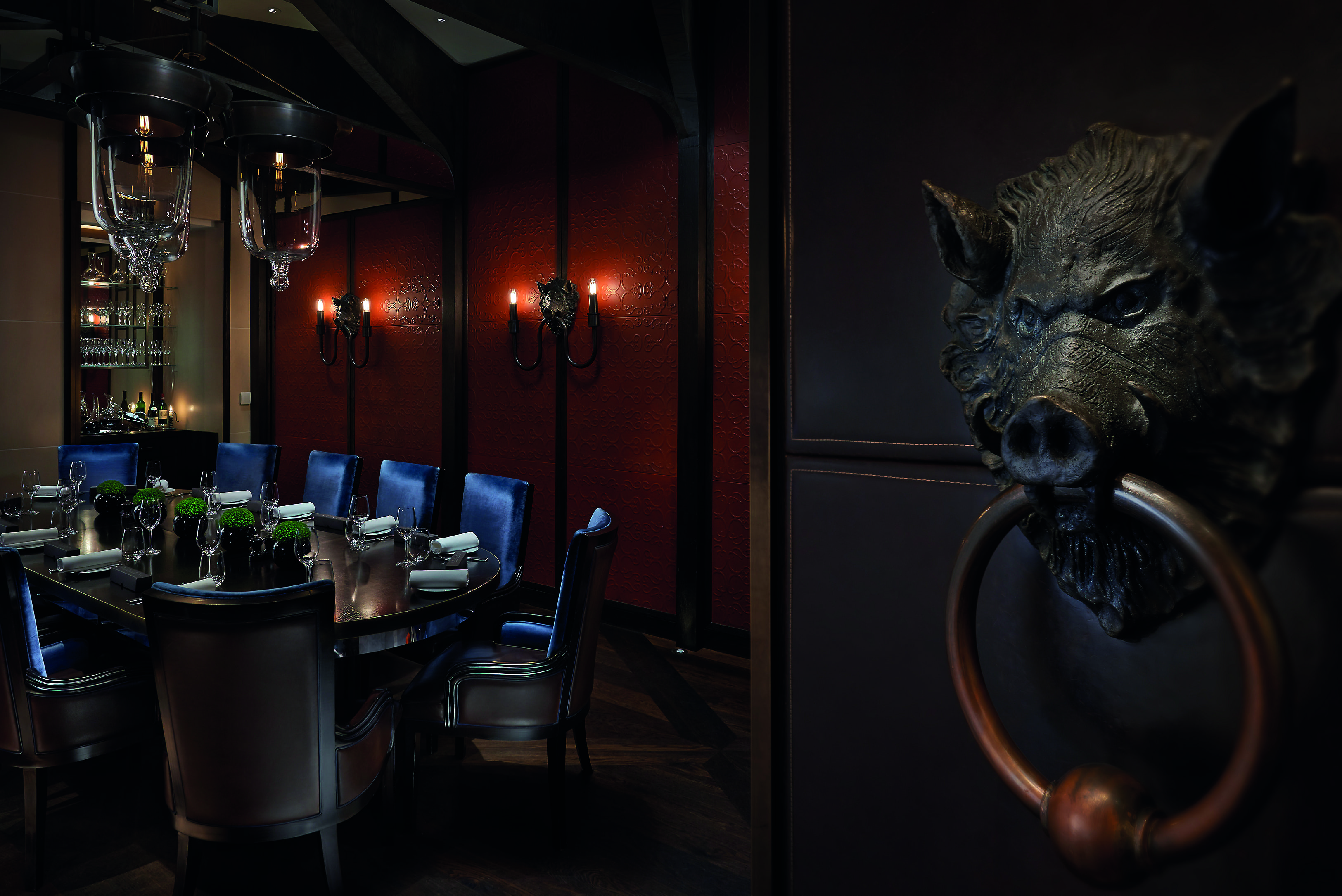 備受推崇的 Dinner by Heston Blumenthal 餐廳，從餐點到空間皆讓人貼近英國古典至現代的歷史。