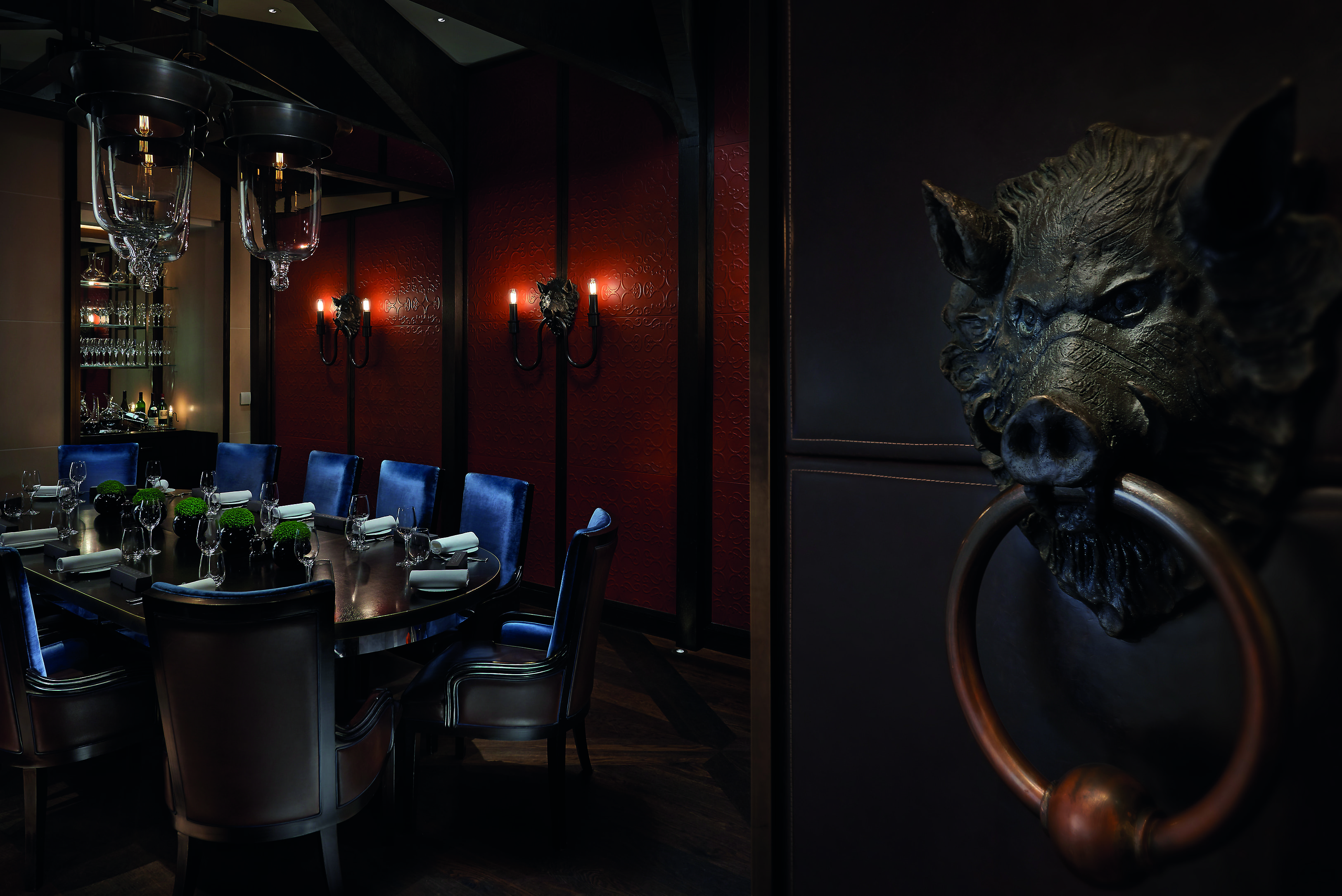 备受推崇的 Dinner by Heston Blumenthal 餐厅，从餐点到空间皆让人贴近英国古典至现代的历史。