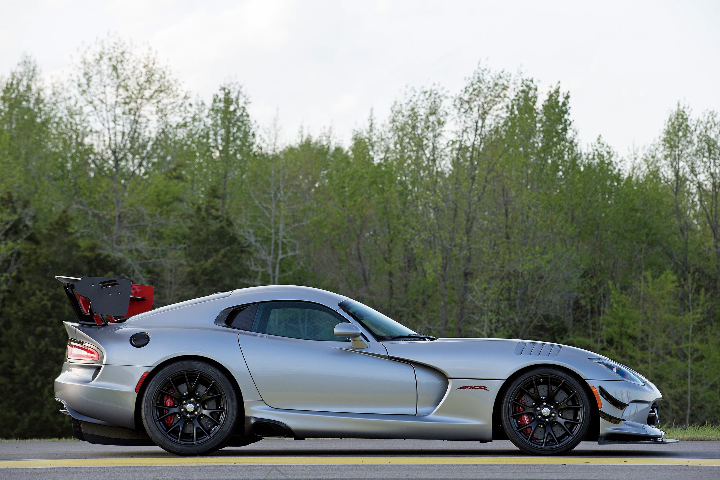 以柔软腰身撑起看似前后两段车身，是 Viper 外型一大魅力。