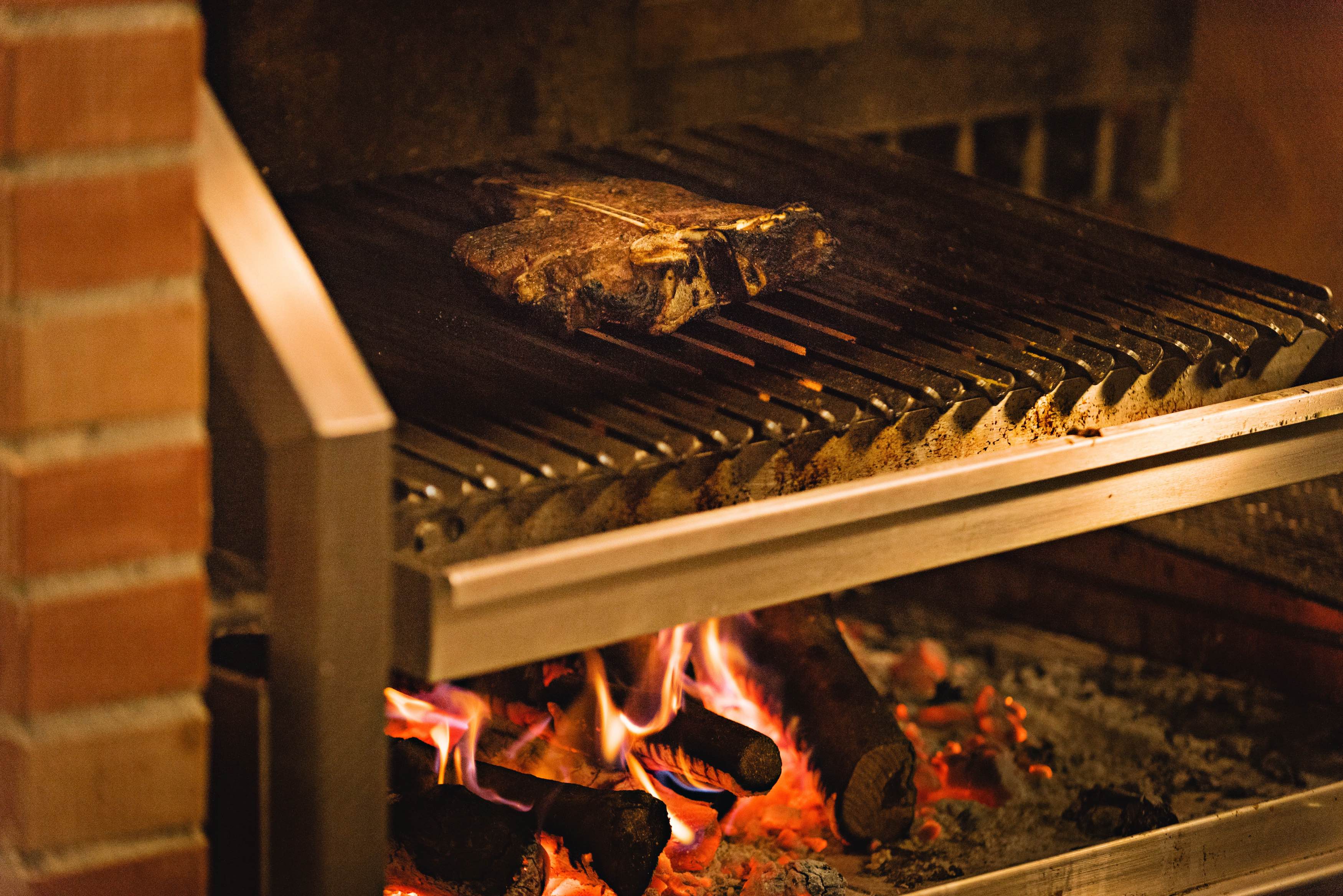 耗資百萬進口的夢幻烤爐 Grillworks ，柴火特別選用台南龍眼木，燒烤時散發出獨特的甜燻香氣。