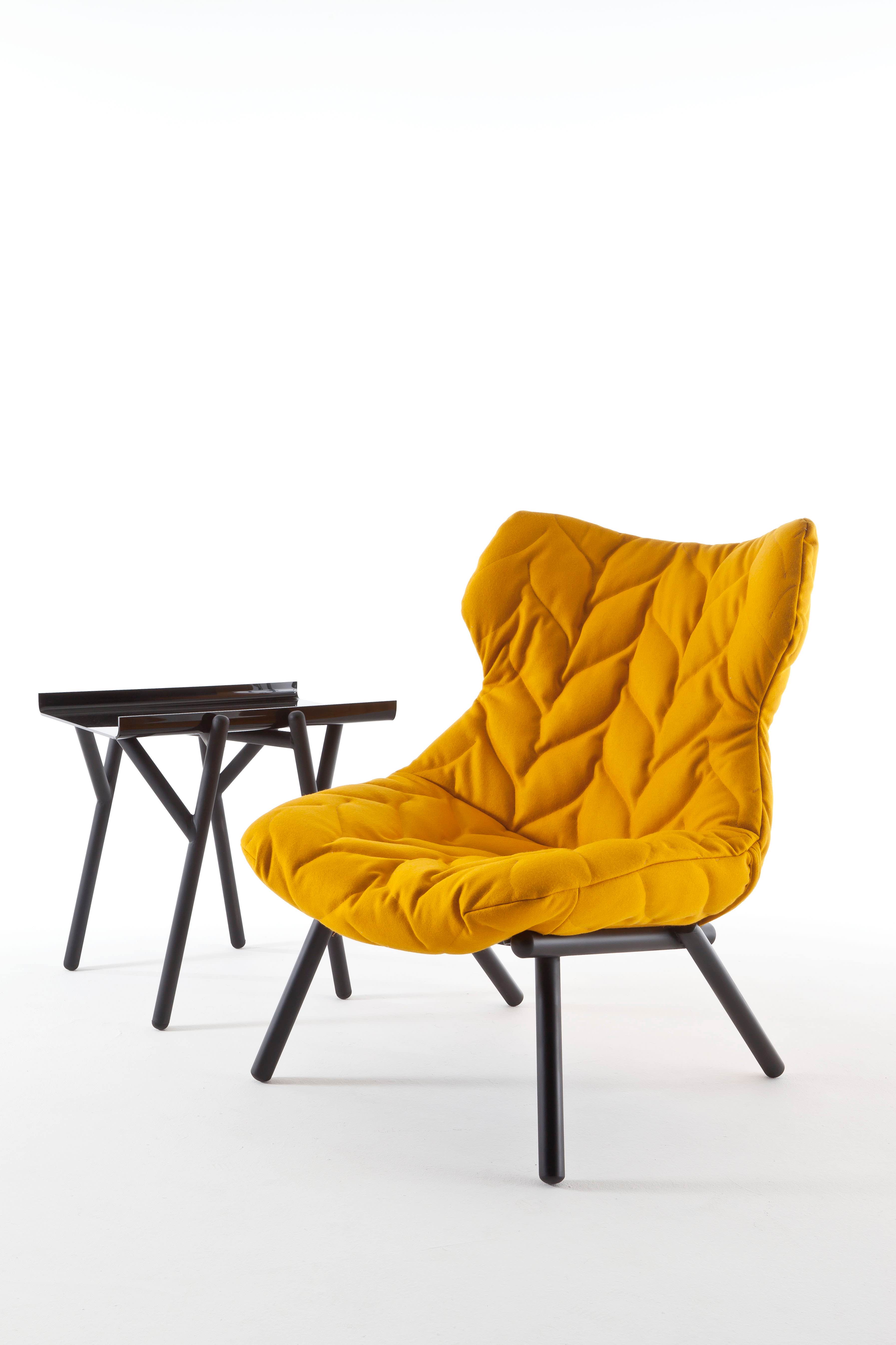與義大利品牌 Kartell 共同推出的的 Foliage 扶手椅，取材葉子型狀的坐墊，可以包覆使用者的身軀。