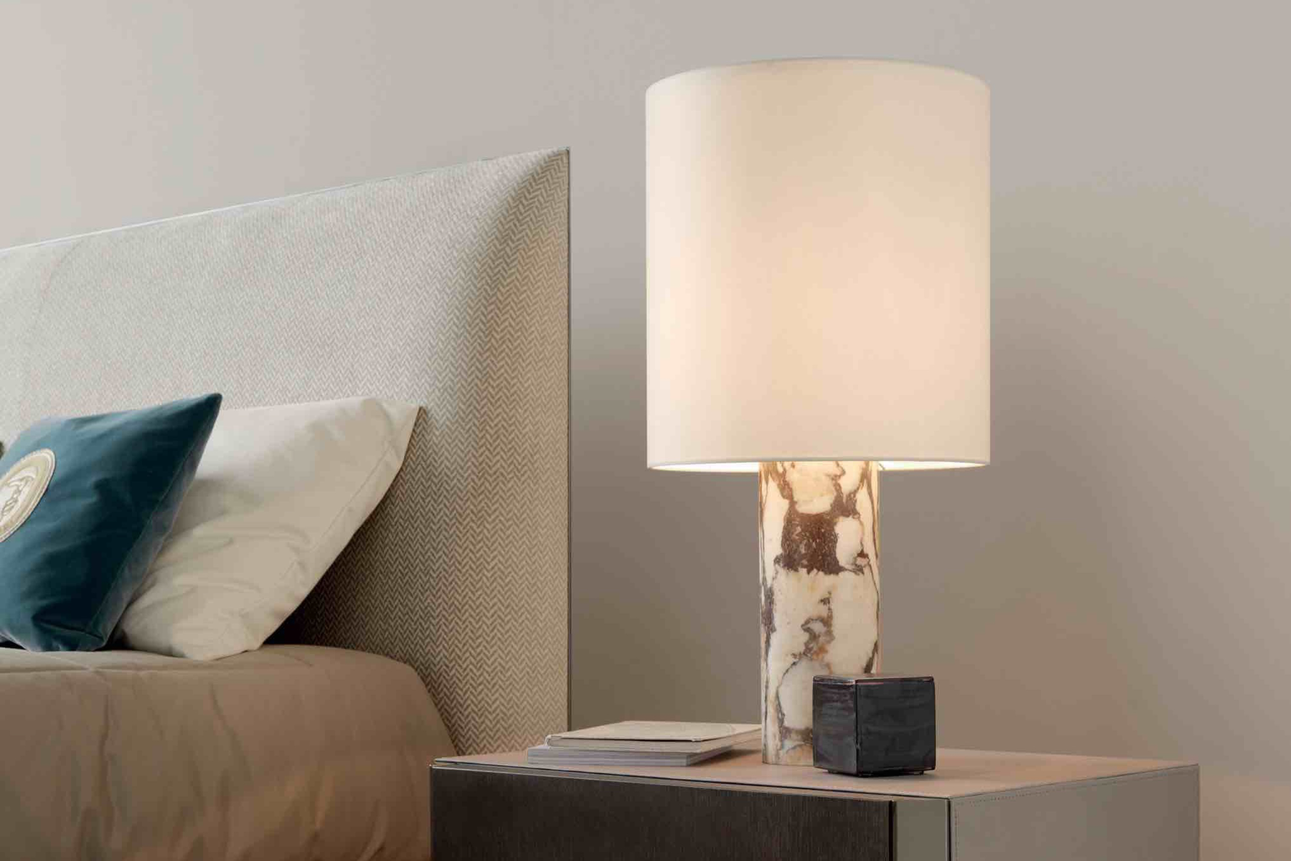 Band 系列床組與邊桌與 Stone 系列桌燈，可說是融入極度講究頂級材質及精湛工法的家居精品。