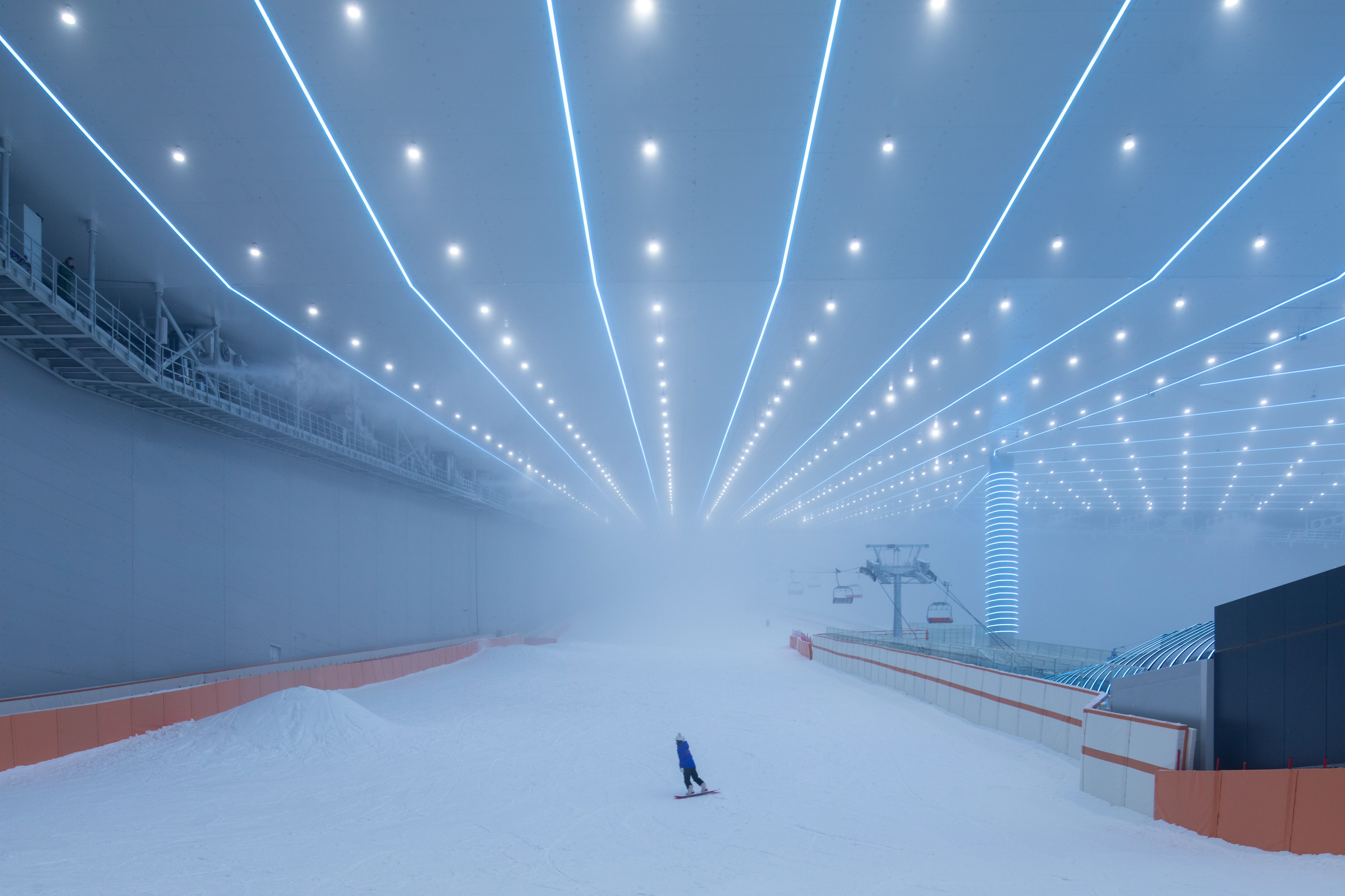 落差近百米的超高規格室內雪道，讓滑雪愛好者奔馳其中。 （ © 存在建築 Arch-Exist ）