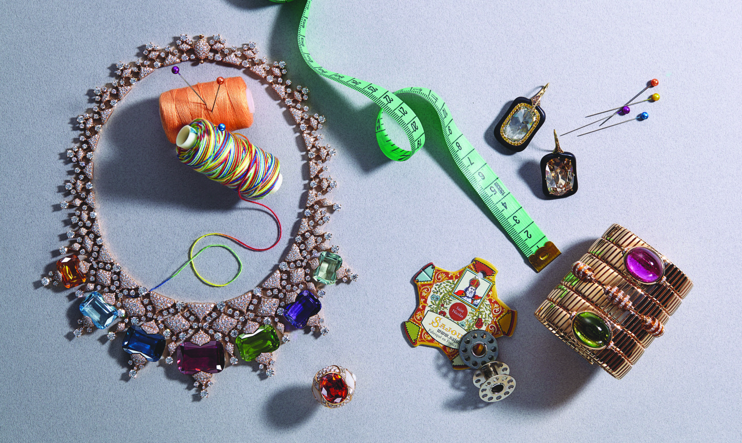 Bulgari Barocko 系列玫瑰金镶嵌红碧玺、托帕石、黄水晶、紫水晶、绿石英、橄榄石及钻石 Juicy Exuberance 顶级彩宝与钻石项链。 Bulgari 玫瑰金镶嵌顶级粉红碧玺、绿碧玺与钻石手环。 Bulgari 玫瑰金镶嵌顶级锰铝榴石、珍珠母贝与钻石戒指。 Cindy Chao Black Label 大师系列之城堡系列城堡耳环，18K 黄金与黑檀木镶嵌黄钻、钻石与各式宝石耳环。