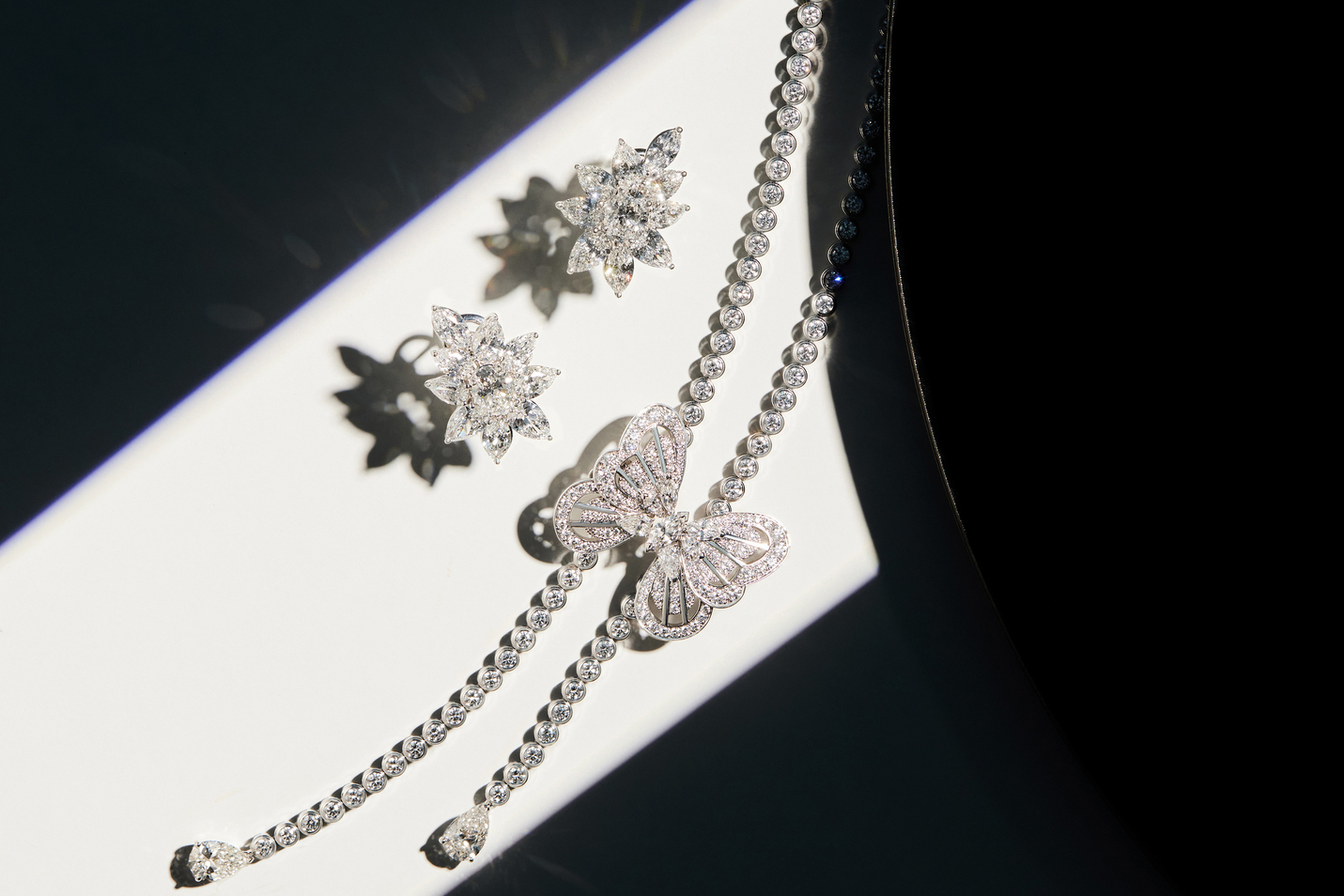 Tiffany & Co. 高級珠寶系列鉑金鑲鑽耳環。De Beers Portraits of Nature 系列Butterfly 高級珠寶鑽石項鍊。