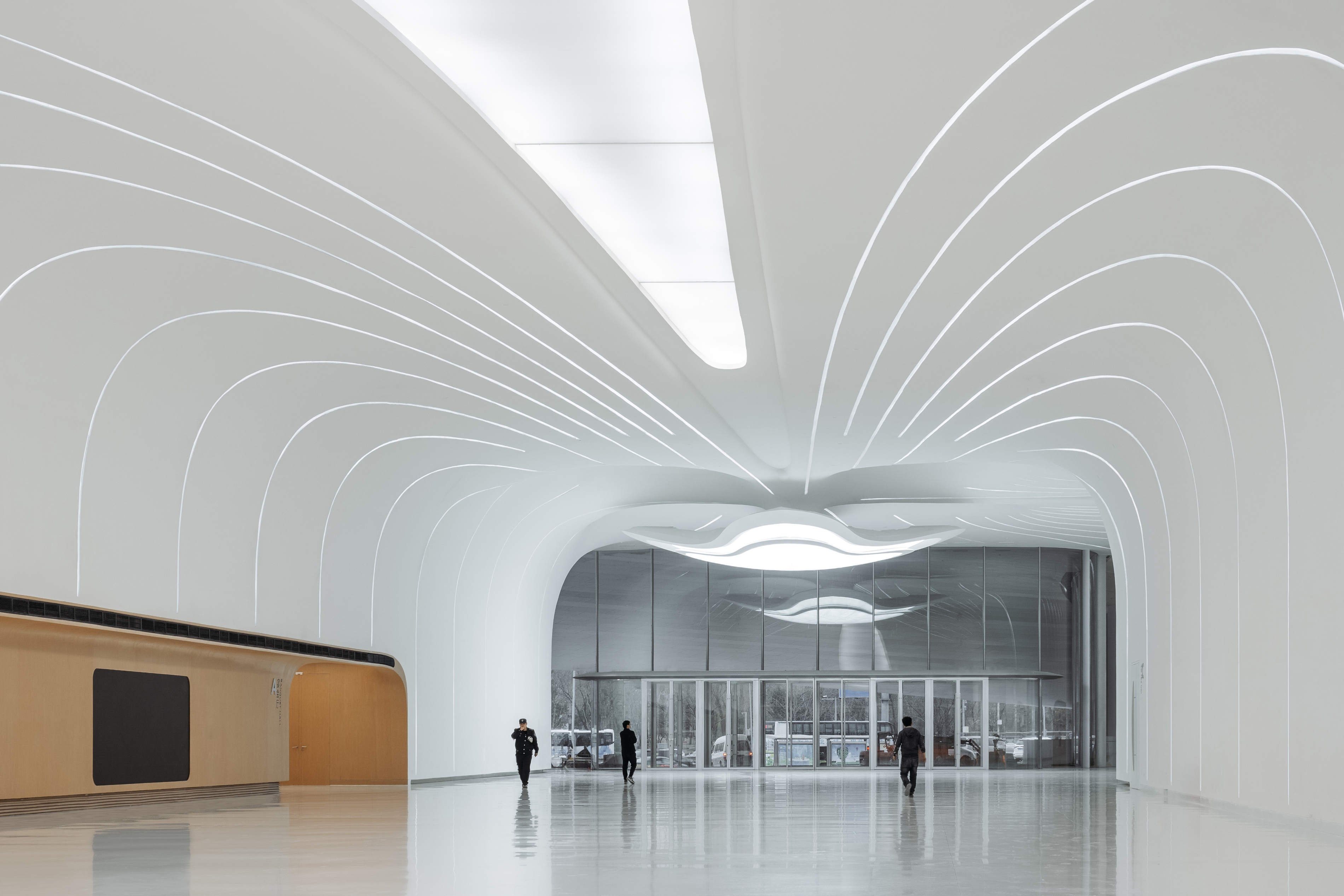ZGC International Innovation Center 以白色流线型空间和流线型隐藏照明，营造出充满未来感的大厅氛围。 （Photo by CreatAR Images）