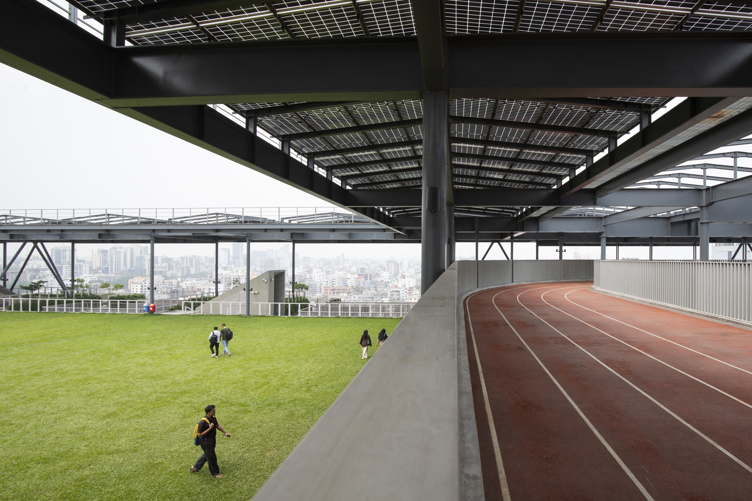 屋顶有大片绿地与跑道，并覆盖太阳能板顶篷提供再生能源可俯瞰城市全景。