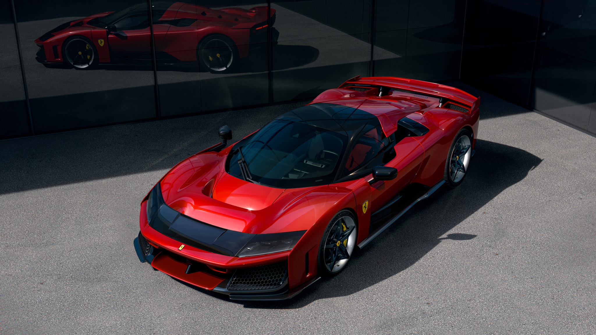 Ferrari 最新顶级旗舰以 F80 为名，纪念建厂 80 周年。