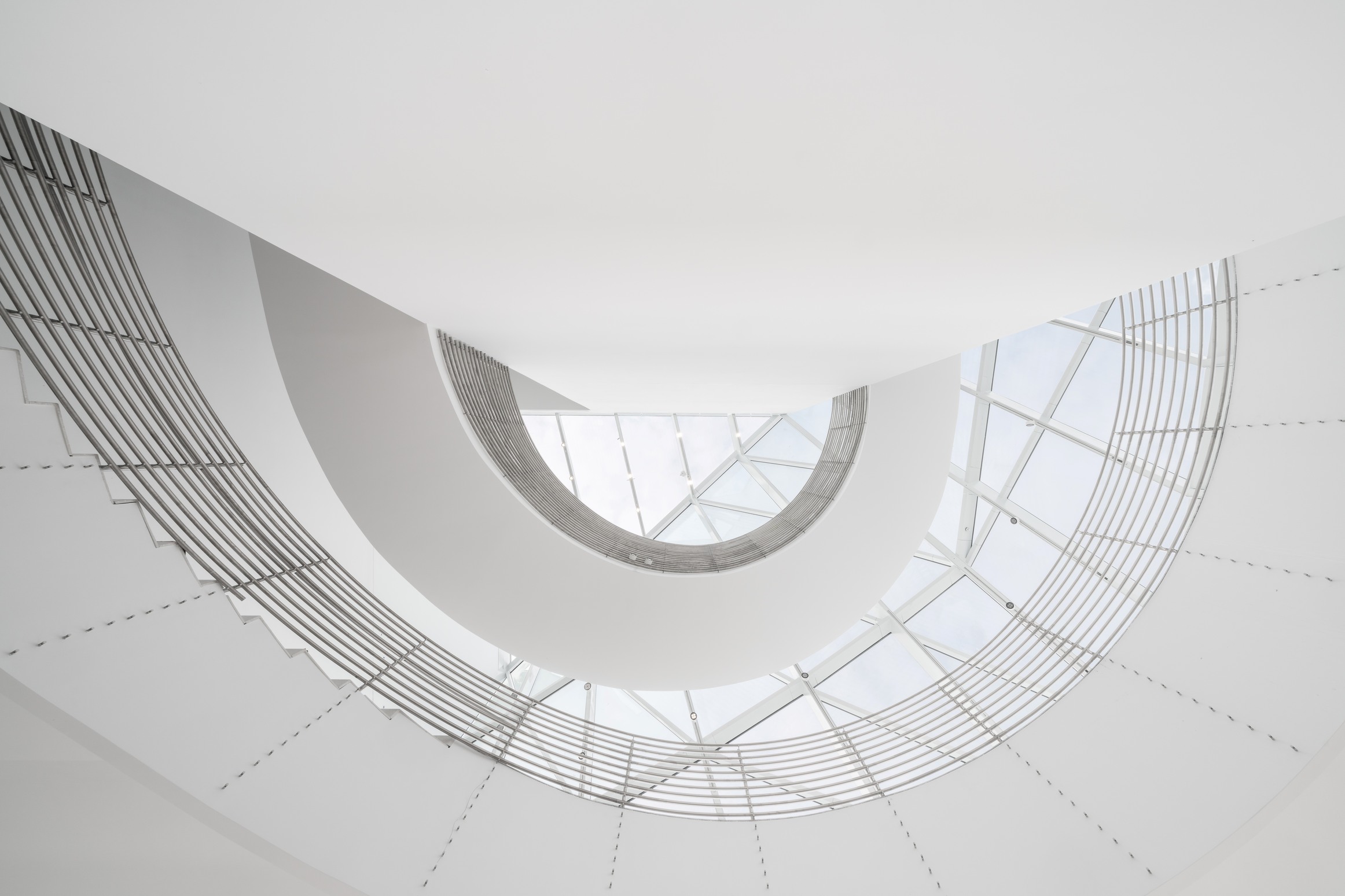 新館建築裡同時也以一座螺旋型階梯，打破上下空間的分界，創造出別具流動感的觀展體驗。