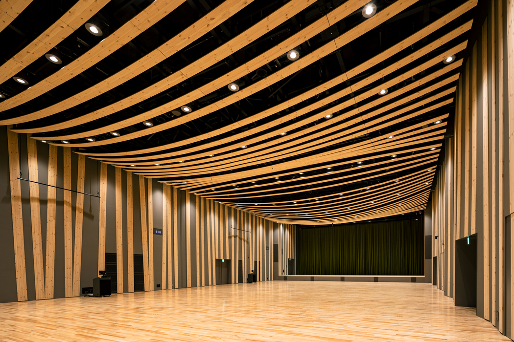 館內最為核心的會議空間，也以一條條的長木板妝點出帶有序列感的空間樣貌。