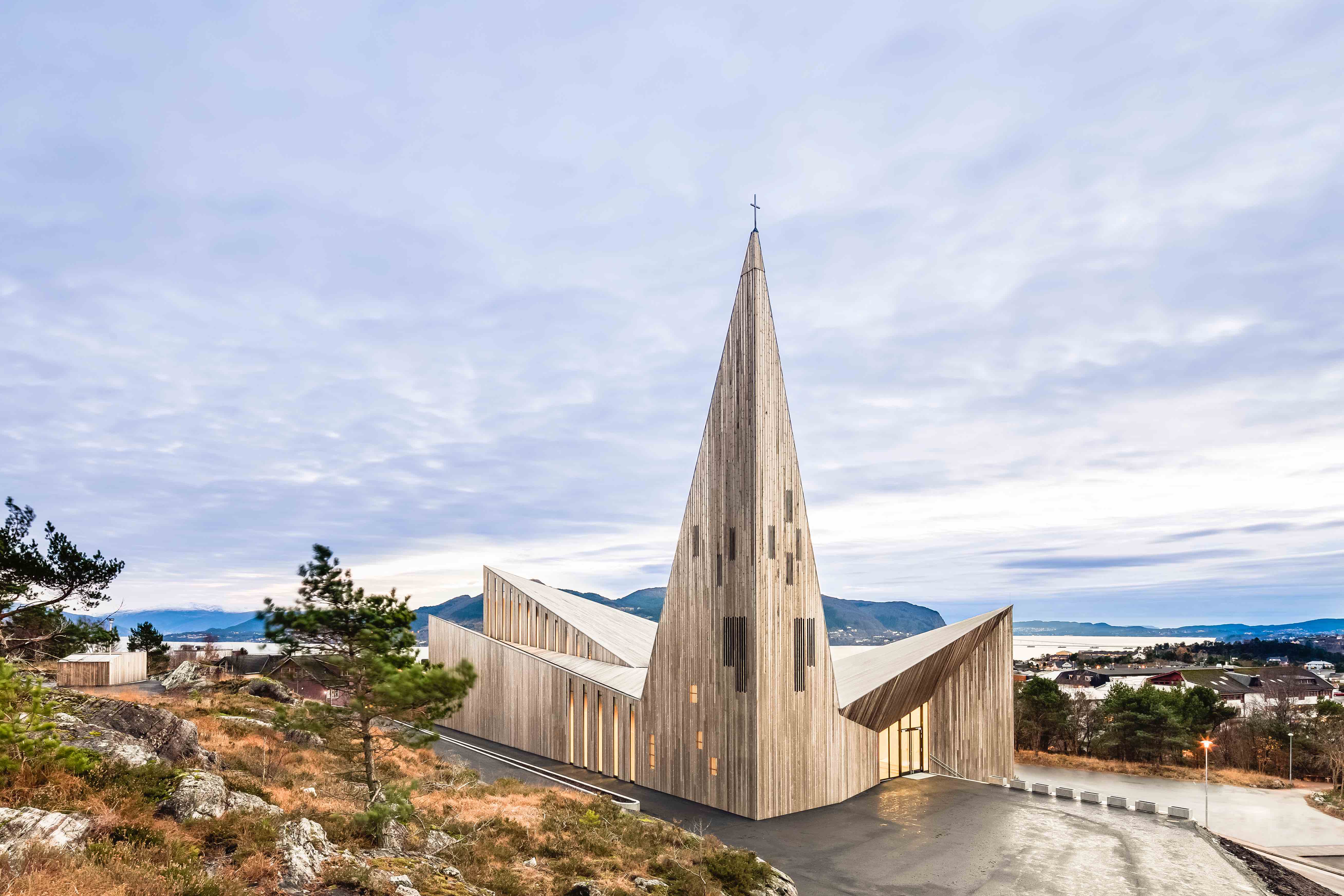 GRACEFUL STYLE WITH BAMBOO & WOOD: Knarvik Community Church 素直,竹与木的空间神情 - 向傳統致敬的心靈燈塔